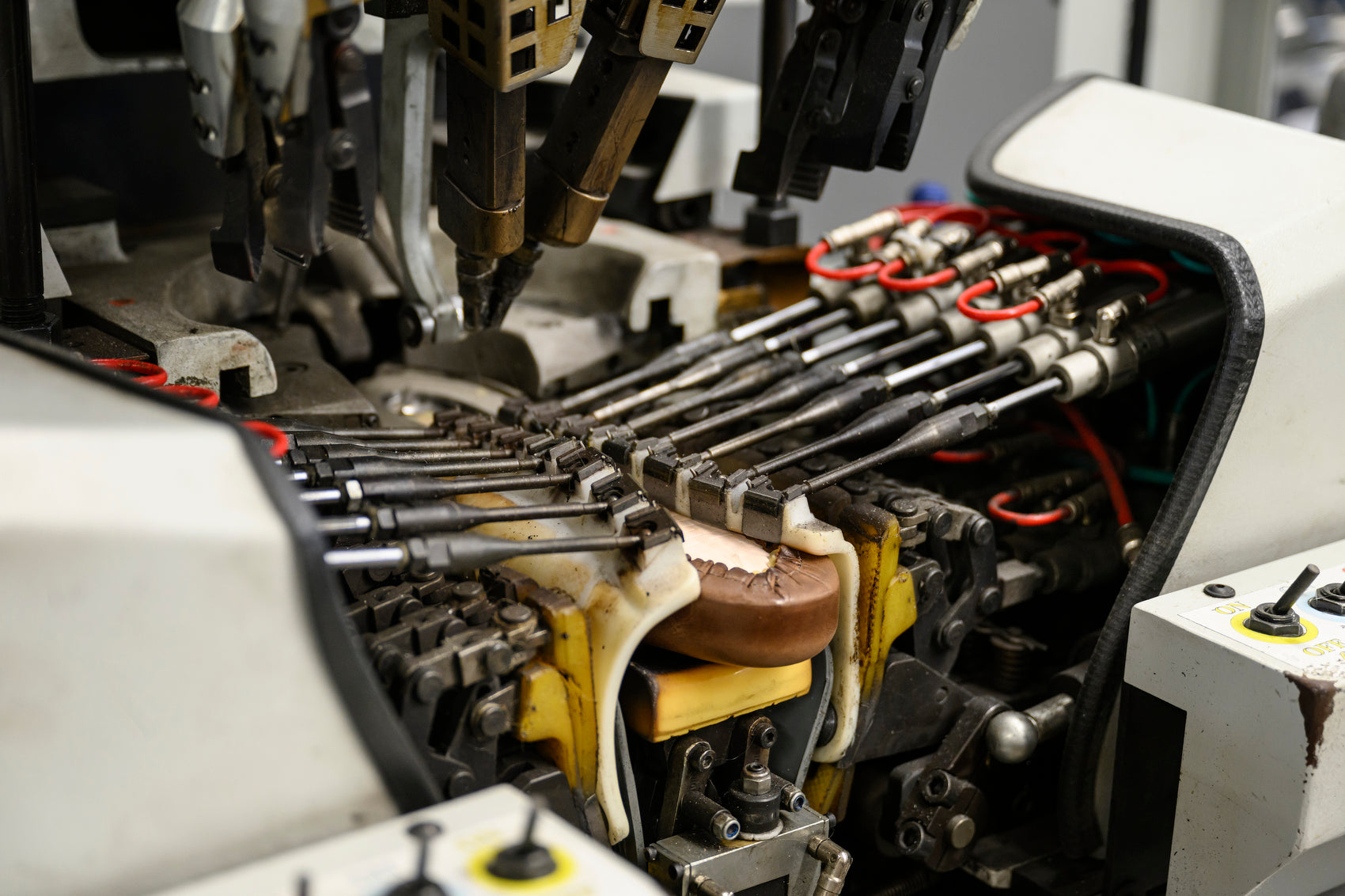 "Fersenzwicken eines CYBRUS Sneaker in der Manufaktur in Thun"