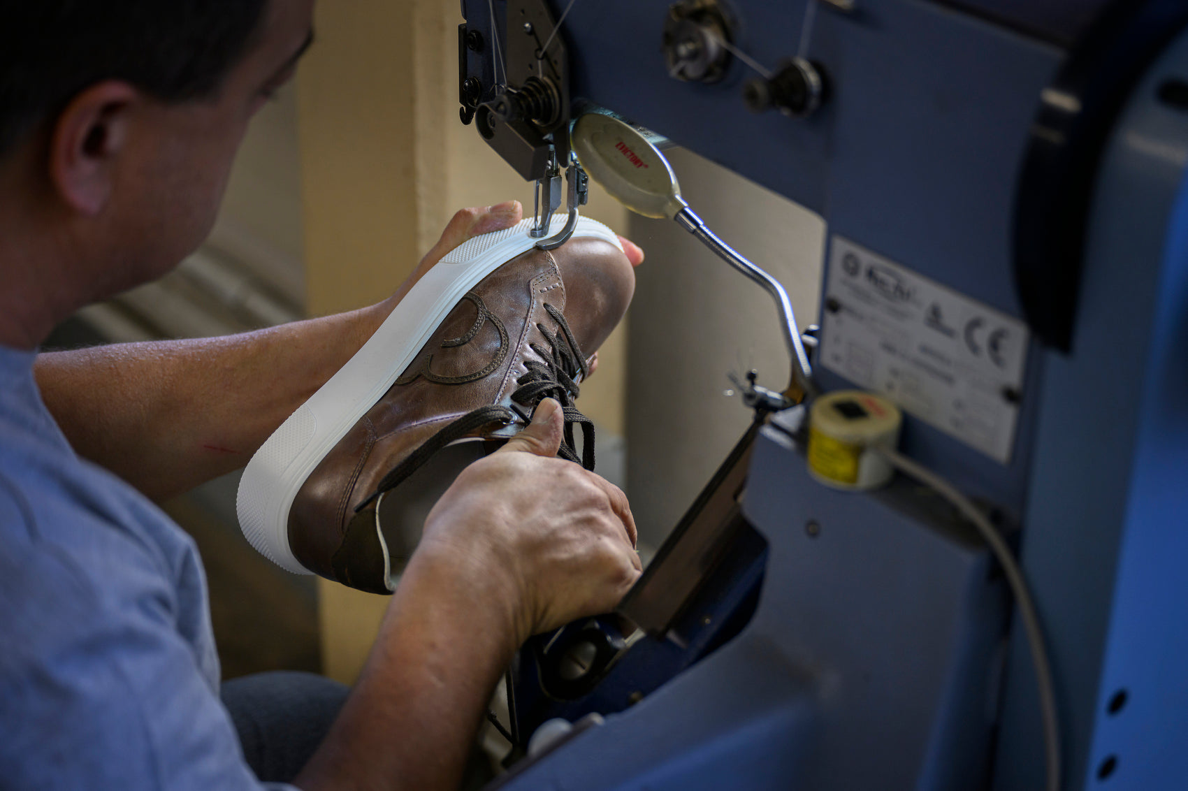 "Sohlennaehen eines CYBRUS Sneaker in der Manufaktur in Thun"