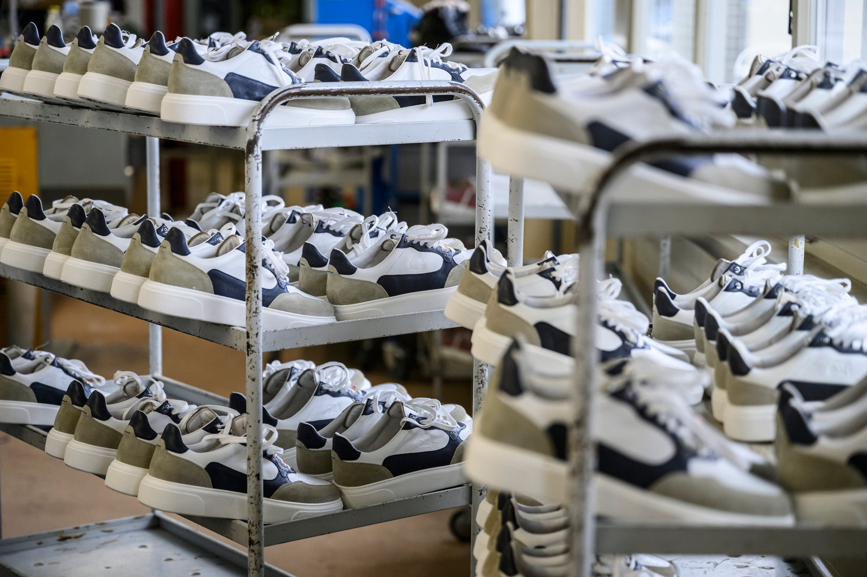 "Lagerregal mit CYBRUS Sneaker in der Manufaktur in Thun"