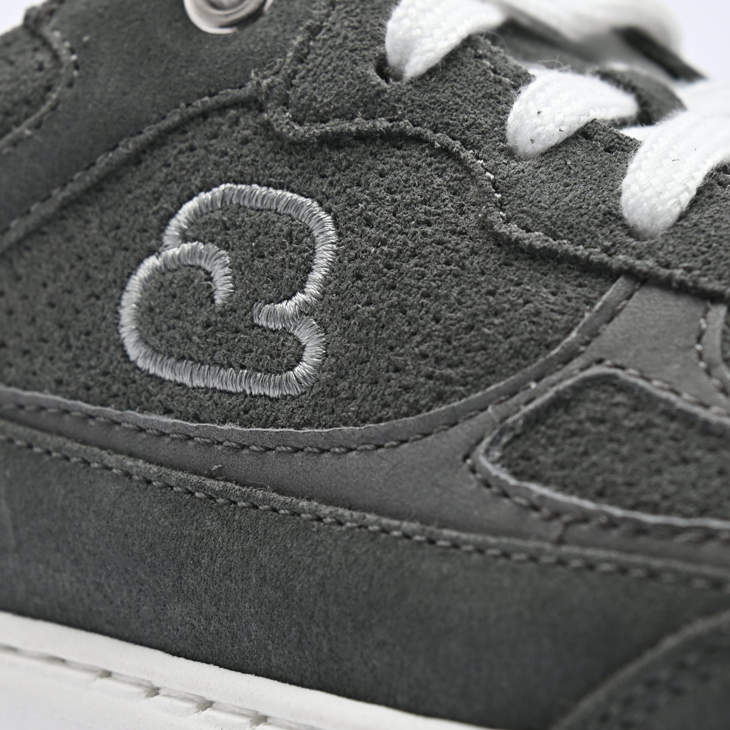 "Detailansicht des CYBRUS Sneakers 3600 in grau"