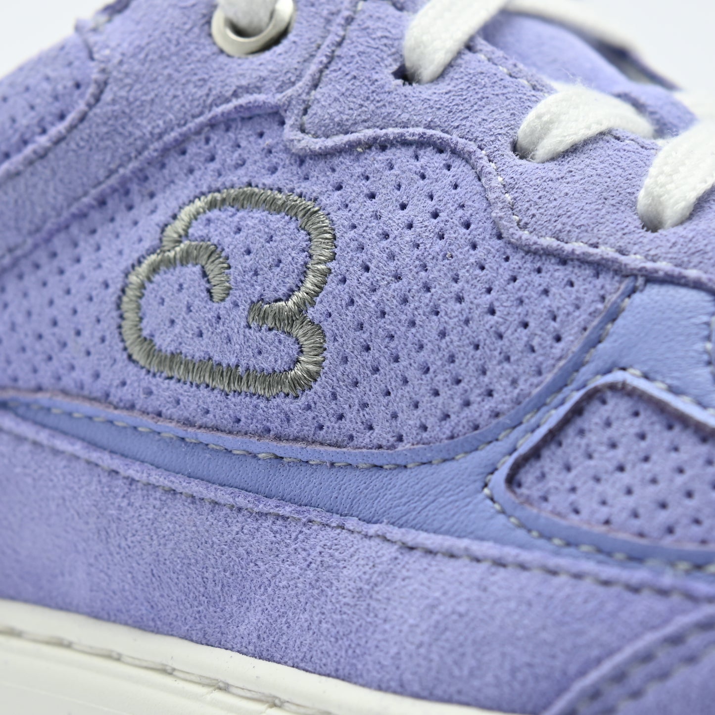 "Detailansicht des CYBRUS Sneakers 3600 in lila"