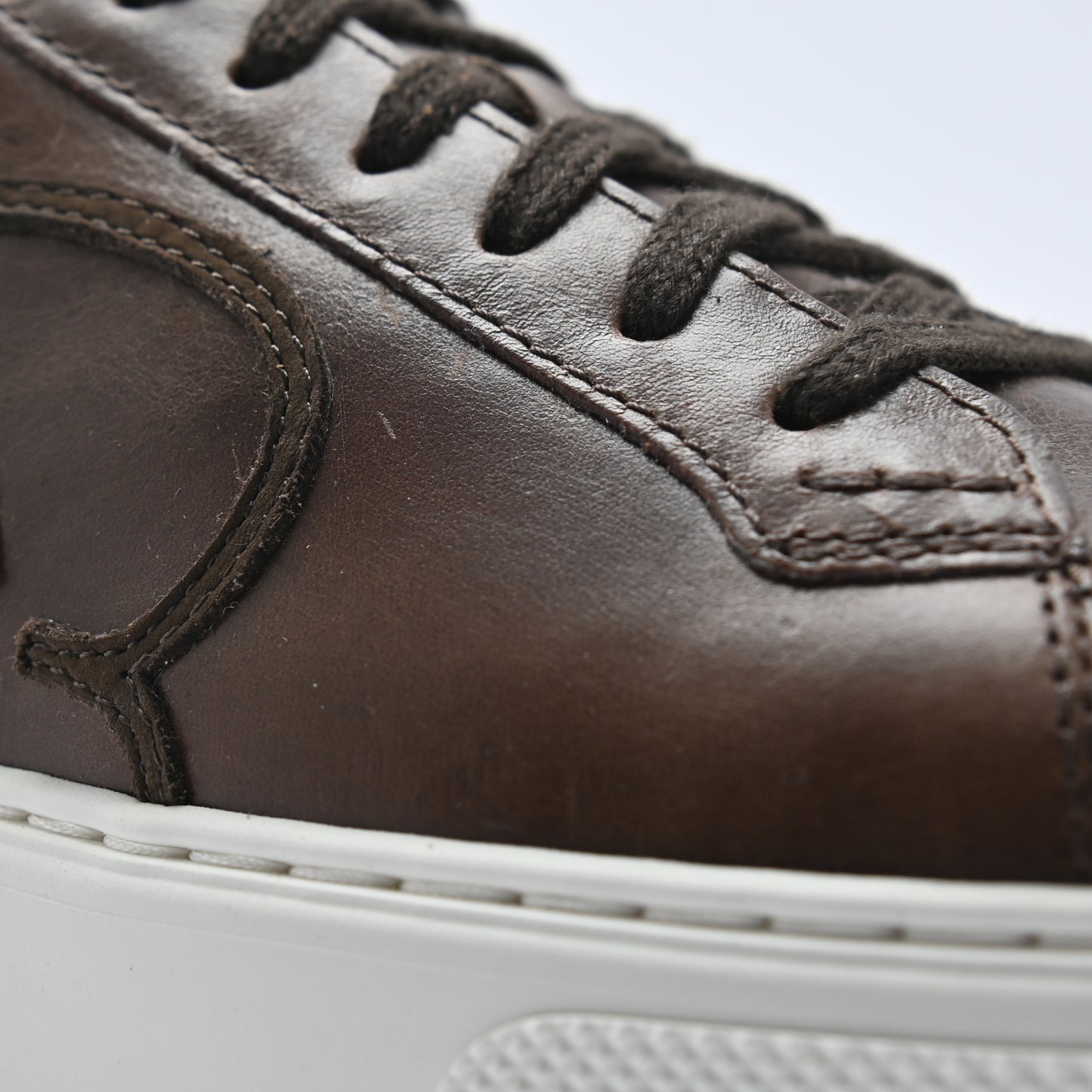 "Detailansicht des CYBRUS Sneakers 49er in braun"
