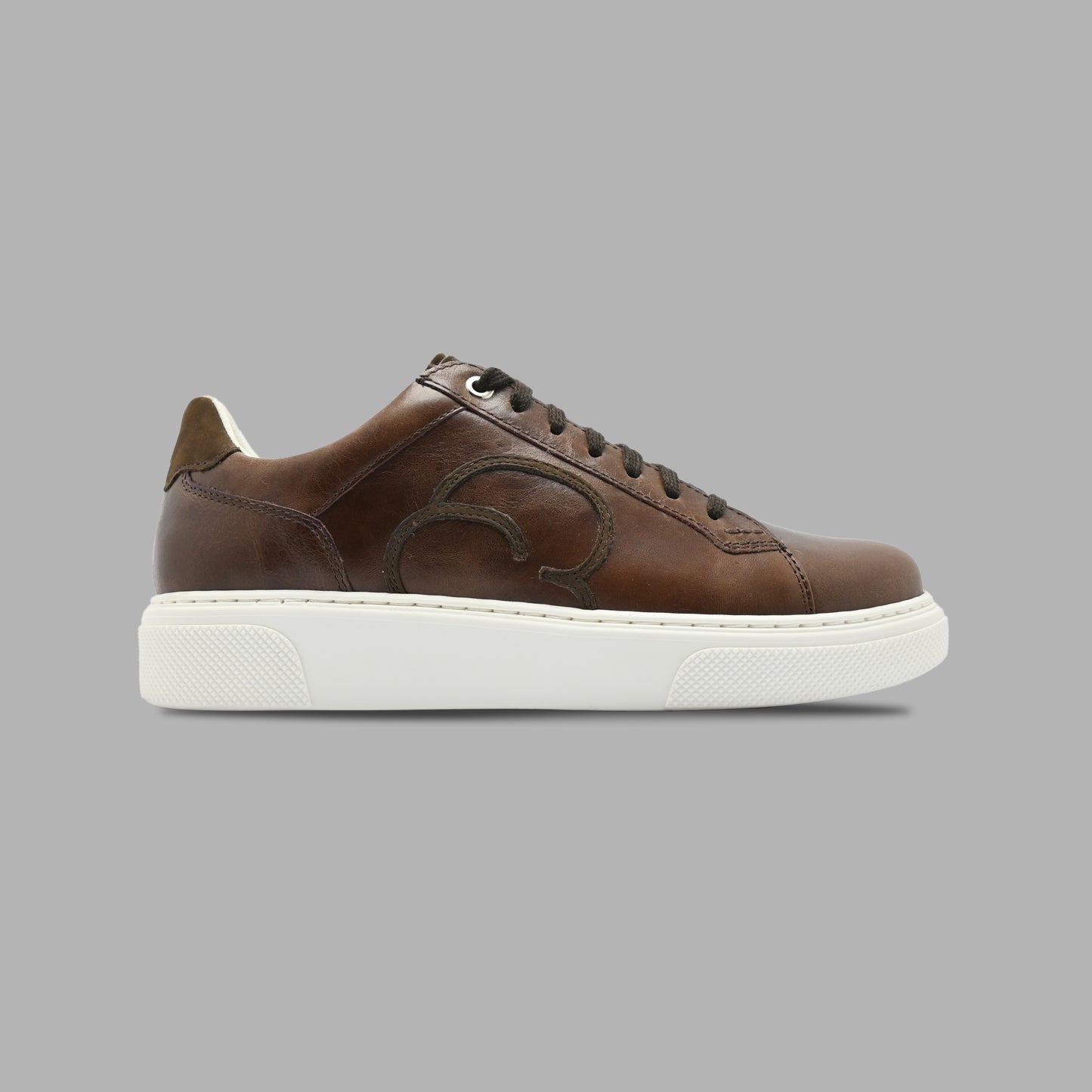 "Seitenansicht des CYBRUS Sneakers 49er in braun"