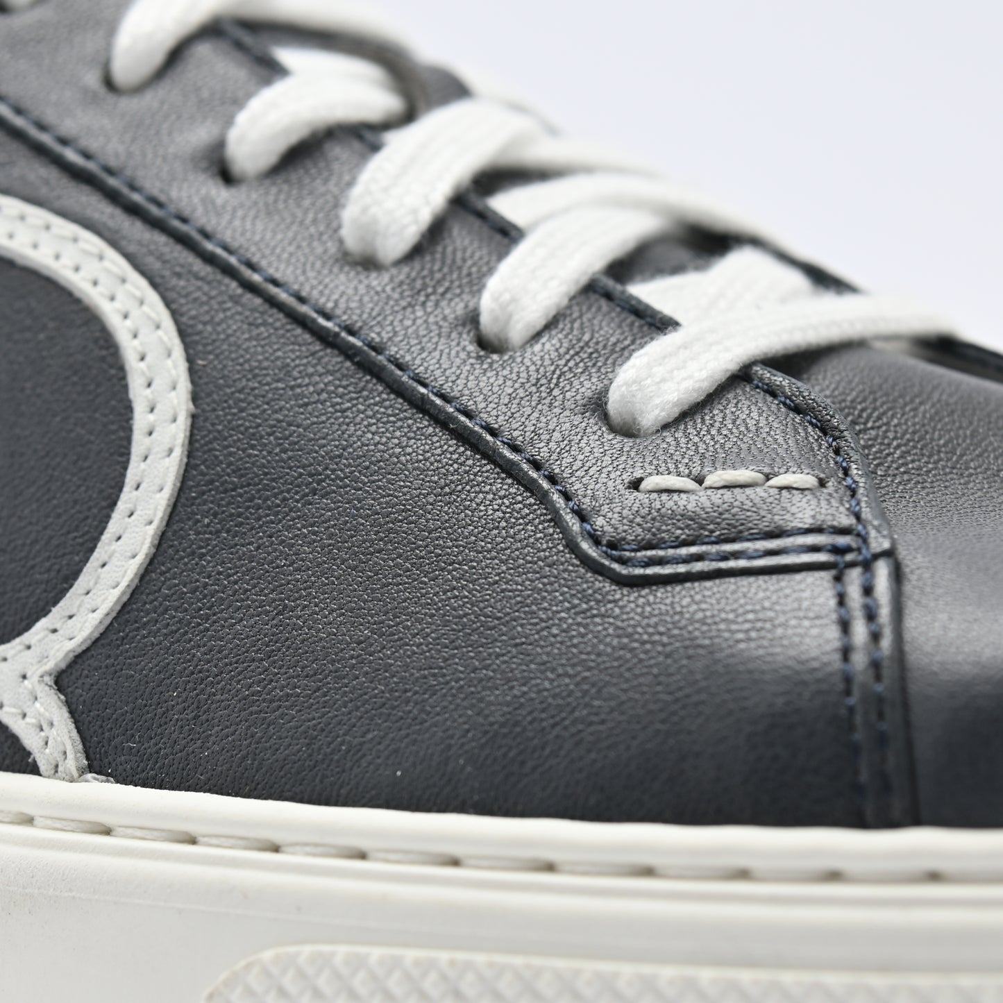 "Detailansicht des CYBRUS Sneakers 49er in dunkelblau weiss"