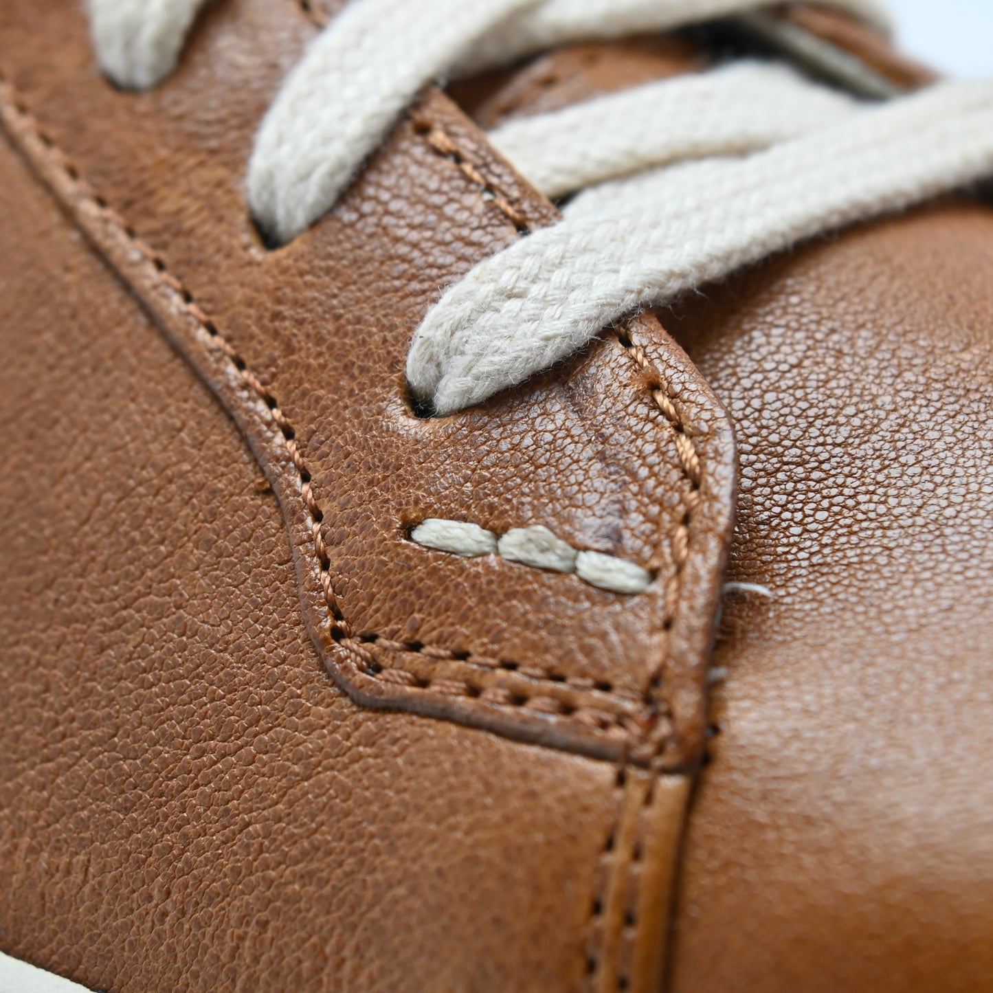 "Detailansicht des CYBRUS Sneakers 49er in hellbraun creme"