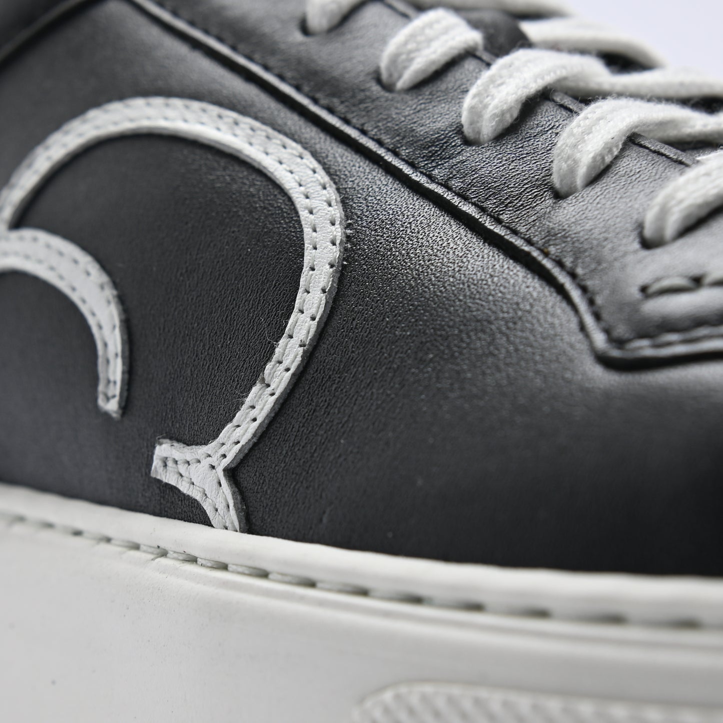 "Detailansicht des CYBRUS Sneakers 49er in schwarz weiss"
