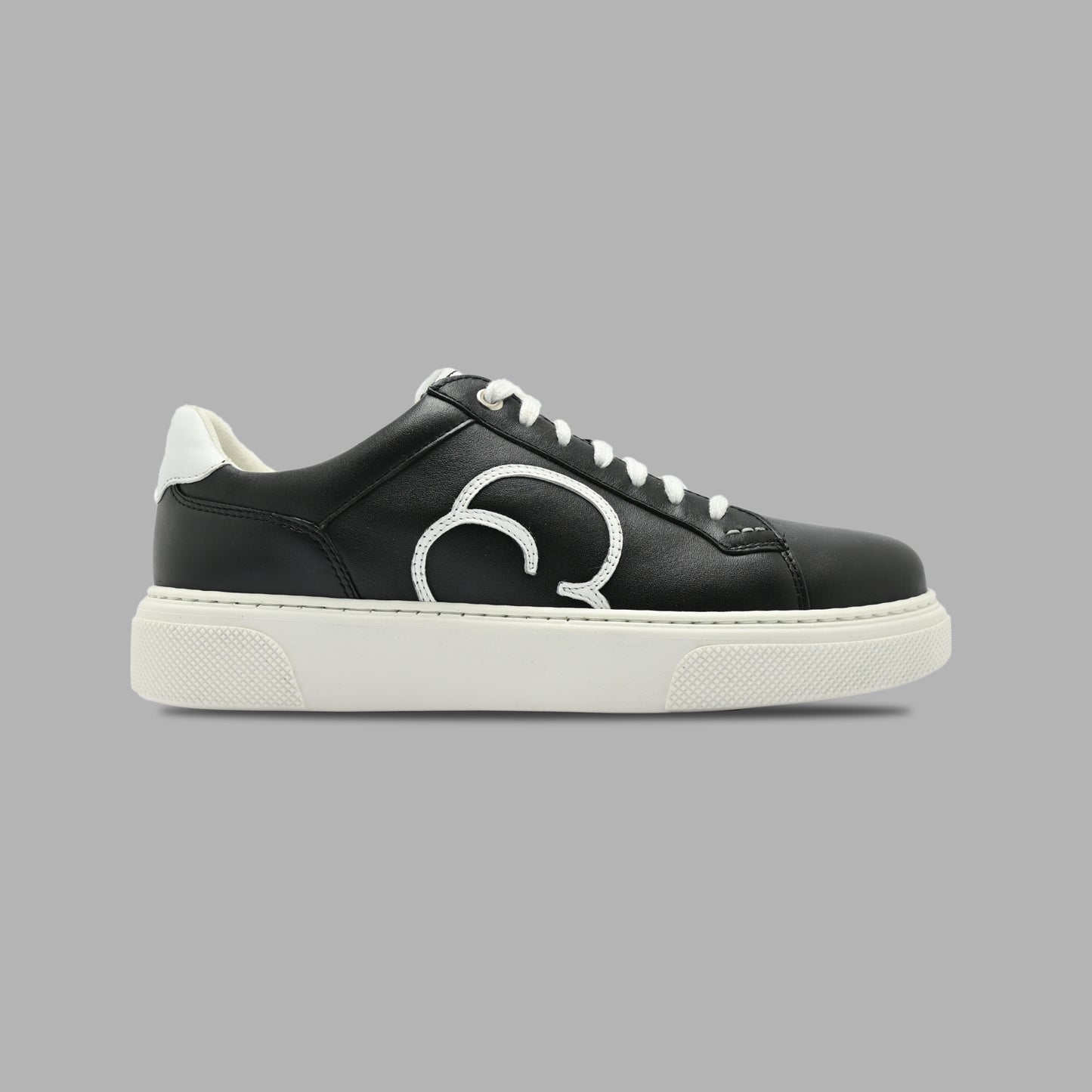 "Seitenansicht des CYBRUS Sneakers 49er in schwarz weiss"