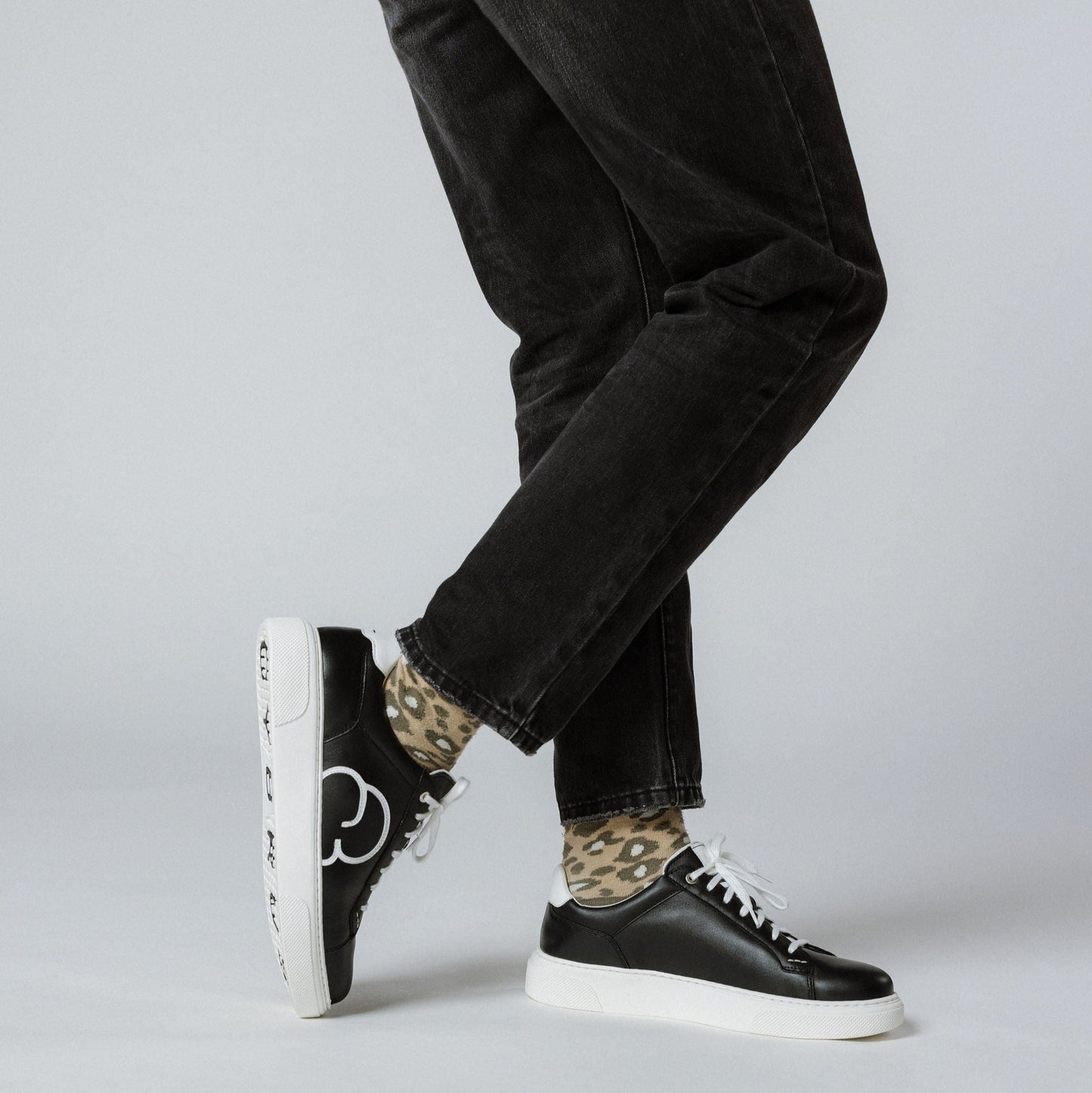 "Herrenfüsse mit CYBRUS Sneaker 49er schwarz weiss"