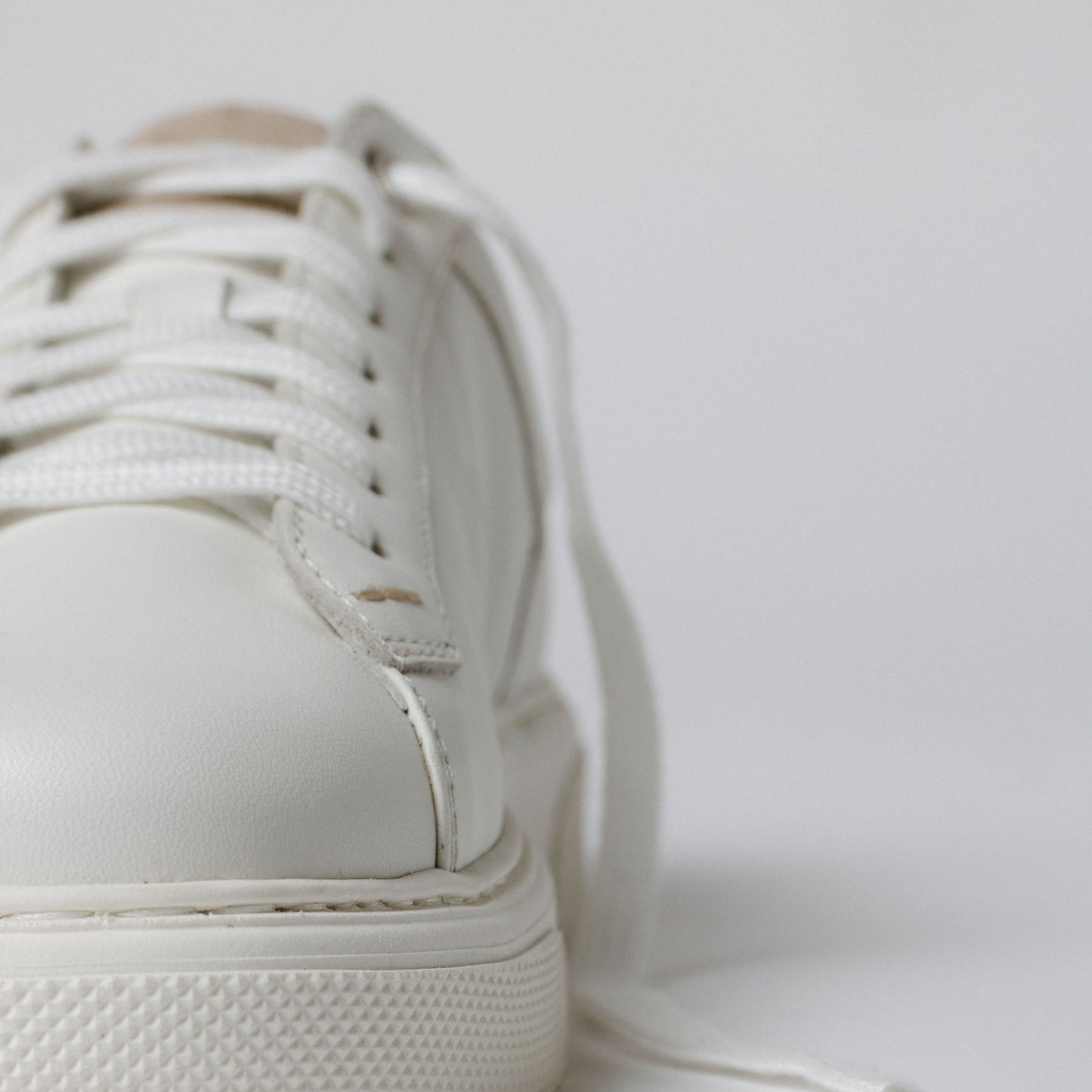 "Detailansicht des CYBRUS Sneakers 49er in weiss beige"
