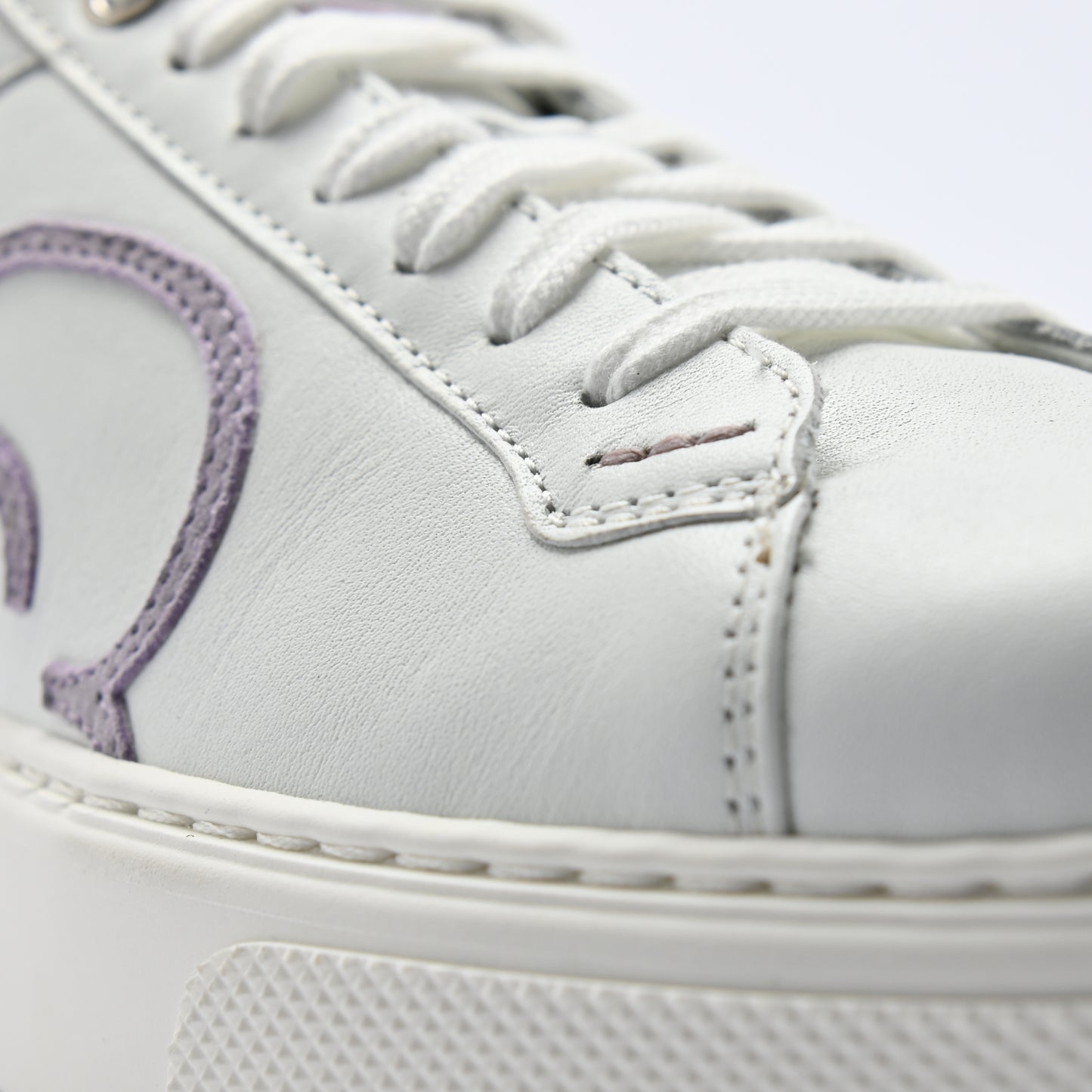 "Detailansicht des CYBRUS Sneakers 49er in weiss lila"