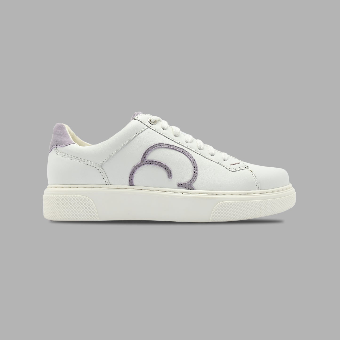 "Seitenansicht des CYBRUS Sneakers 49er in weiss lila"