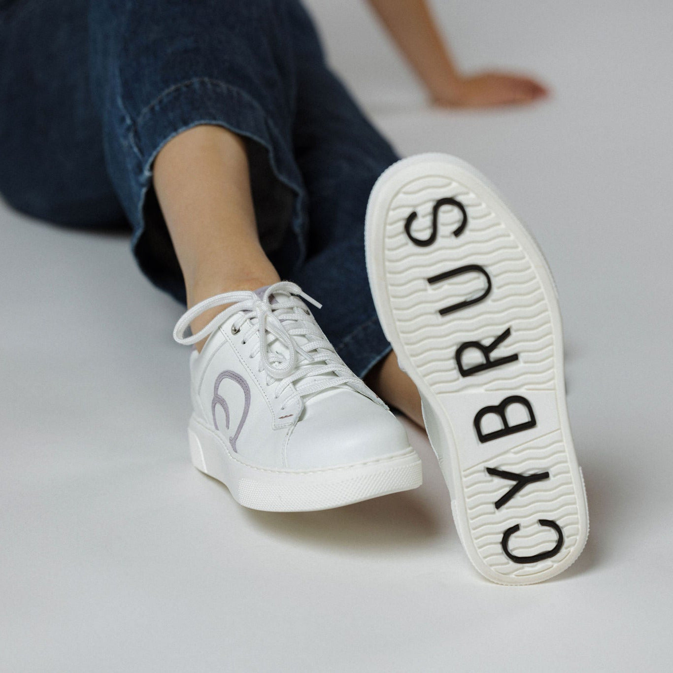 "Frauenfüsse mit CYBRUS Sneaker 49er weiss lila"