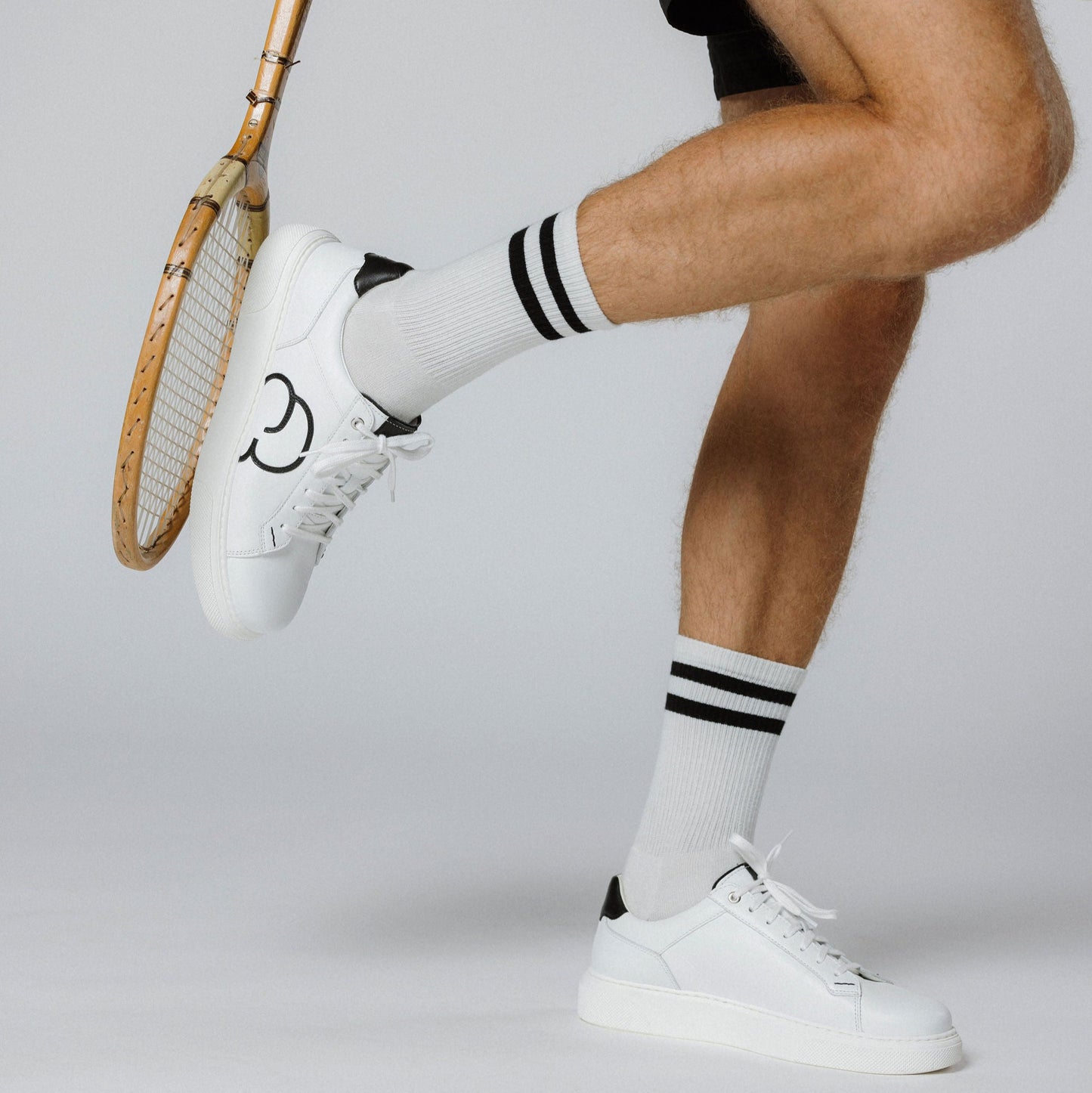 "Männerfüsse mit CYBRUS Sneaker 49er weiss schwarz"