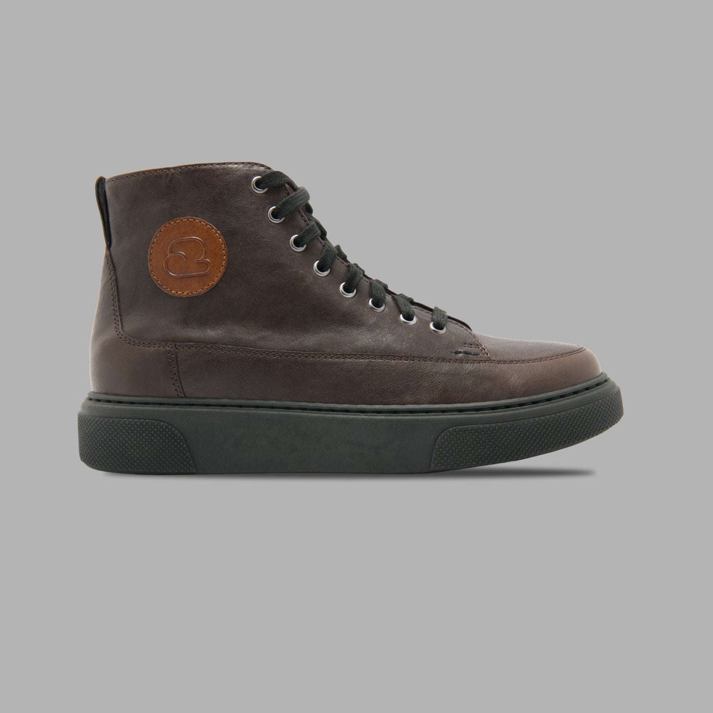 "Seitenansicht des CYBRUS Sneakers 51er in dunkelbraun"