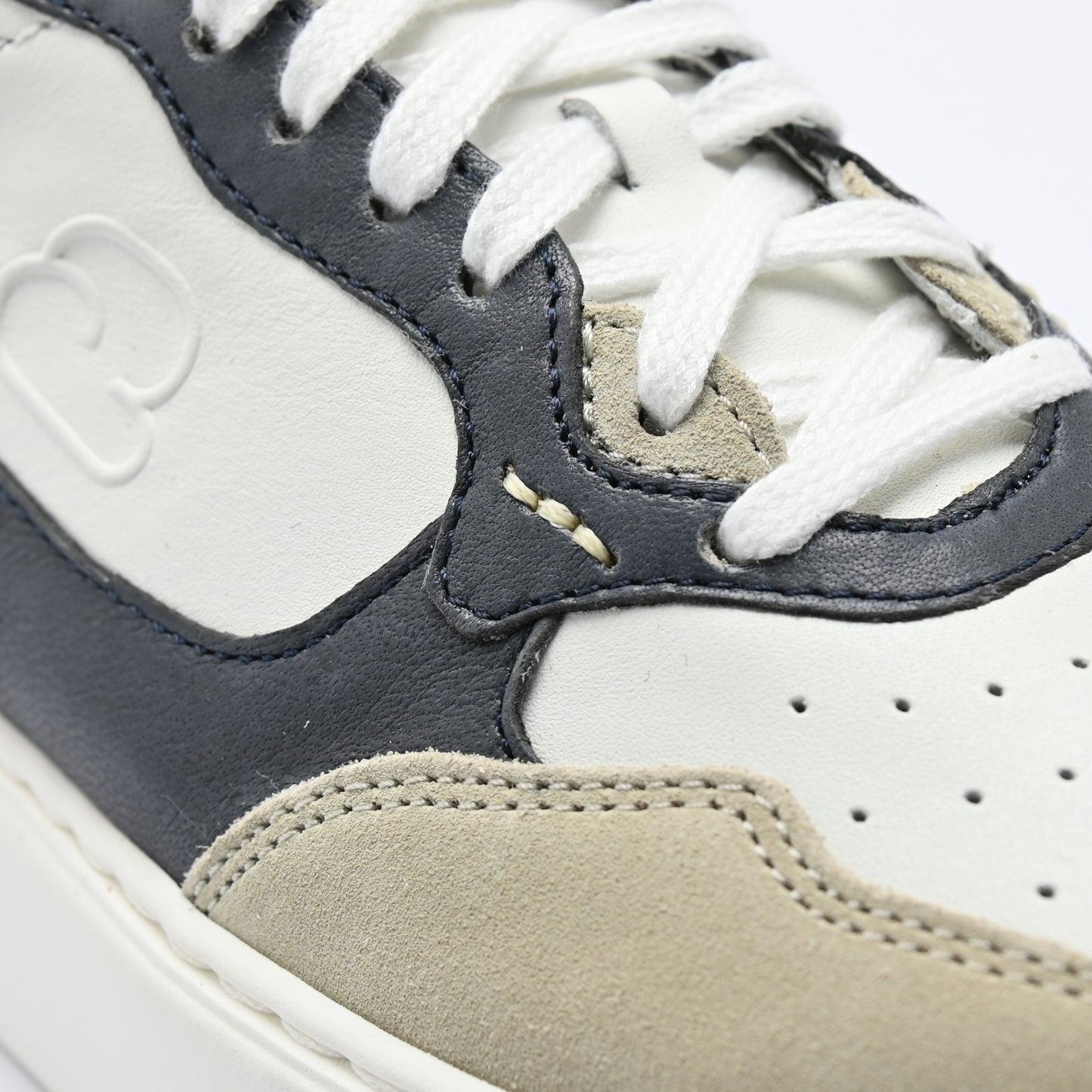 "Detailansicht des CYBRUS Sneakers HAULA in beige weiss"