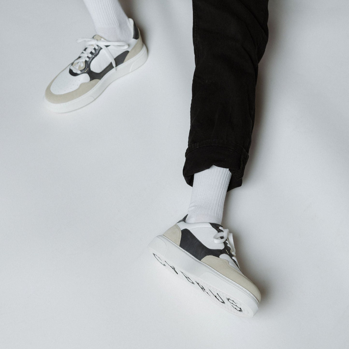 "Zwei Füsse mit den CYBRUS Sneaker Haula beige weiss"