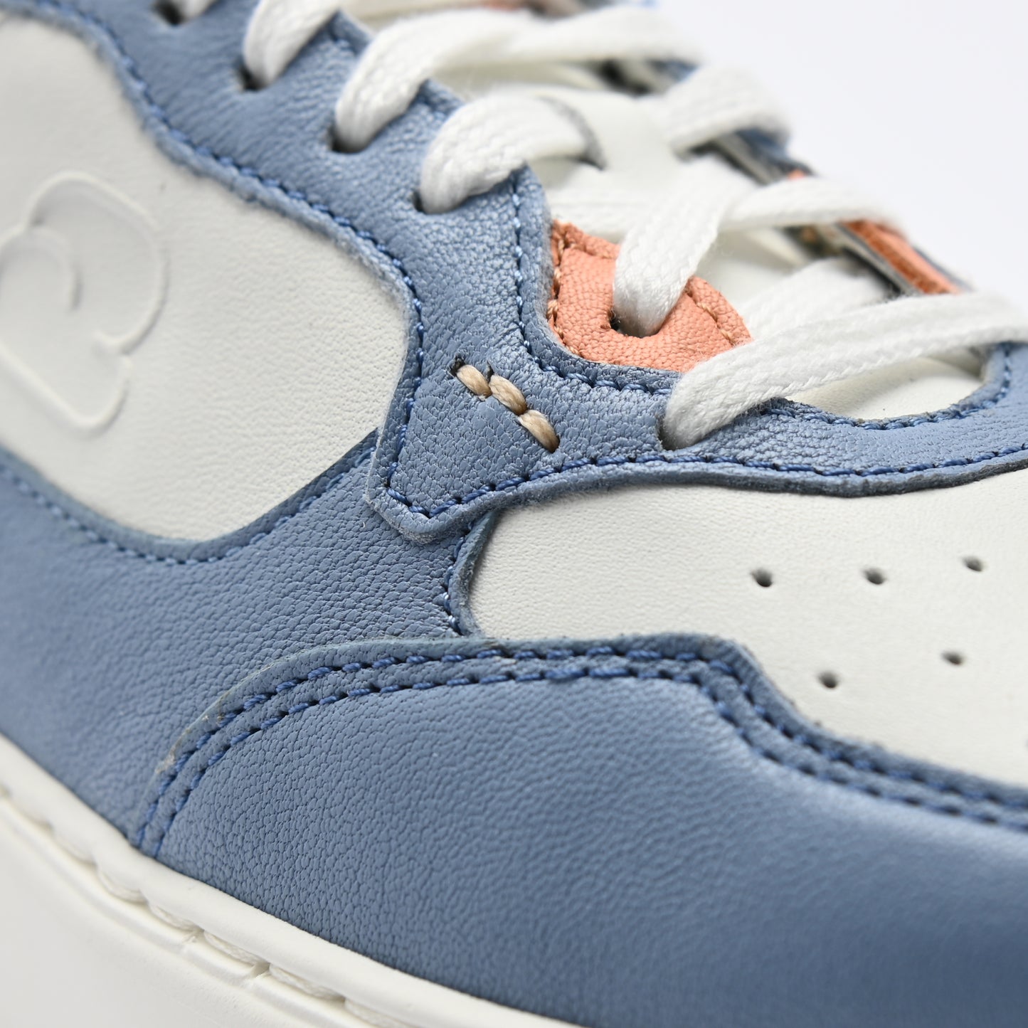 "Detailansicht des CYBRUS Sneakers HAULA in denim weiss"