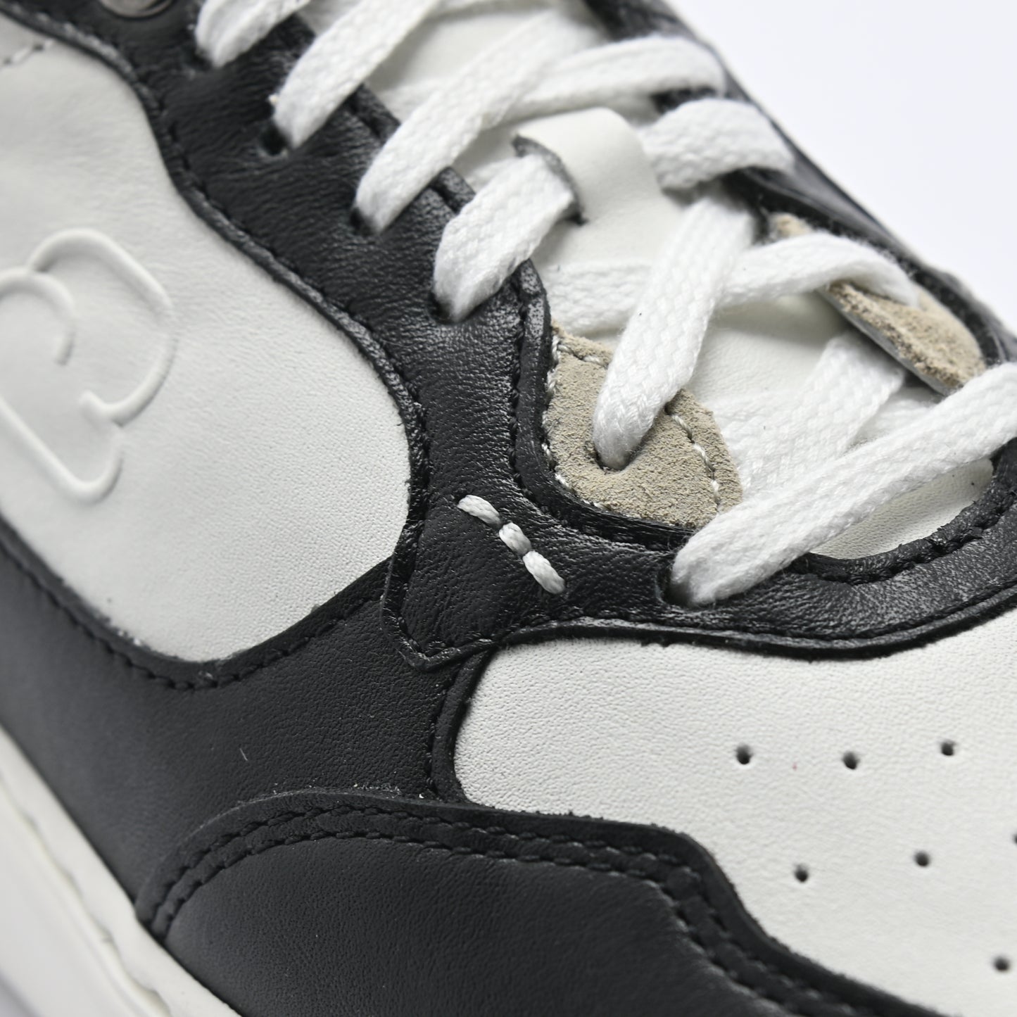 "Detailansicht des CYBRUS Sneakers HAULA in schwarz weiss"