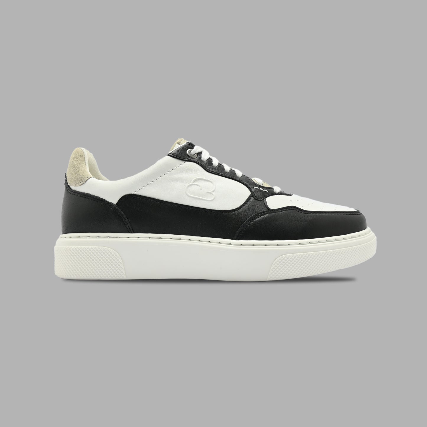 "Seitenansicht des CYBRUS Sneakers HAULA in schwarz weiss"