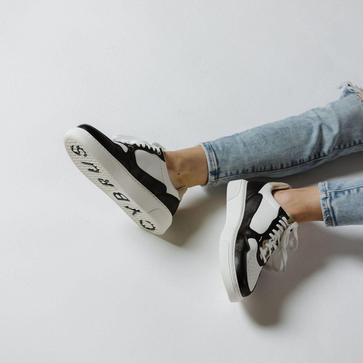 "Frauenfüsse mit CYBRUS Sneaker HAULA schwarz weiss"