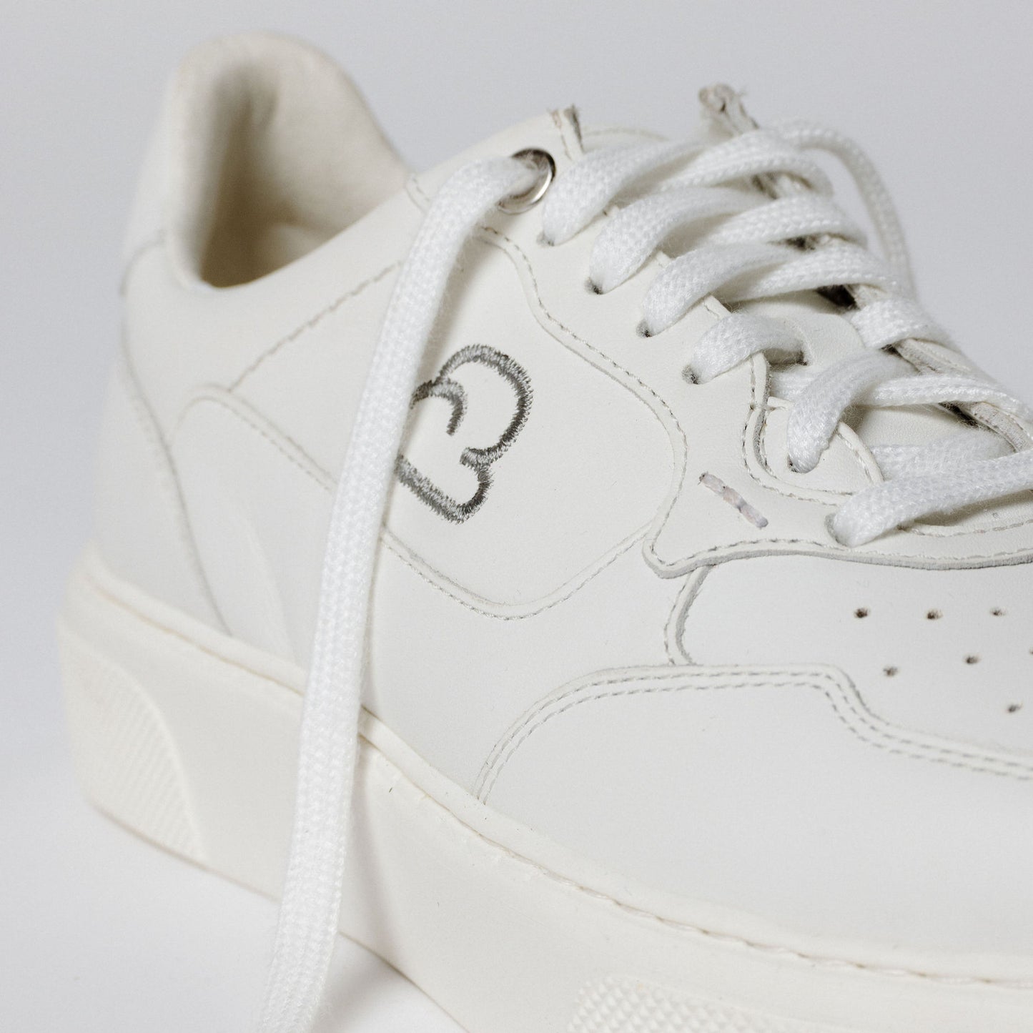 "Detailansicht des CYBRUS Sneakers HAULA in weiss"