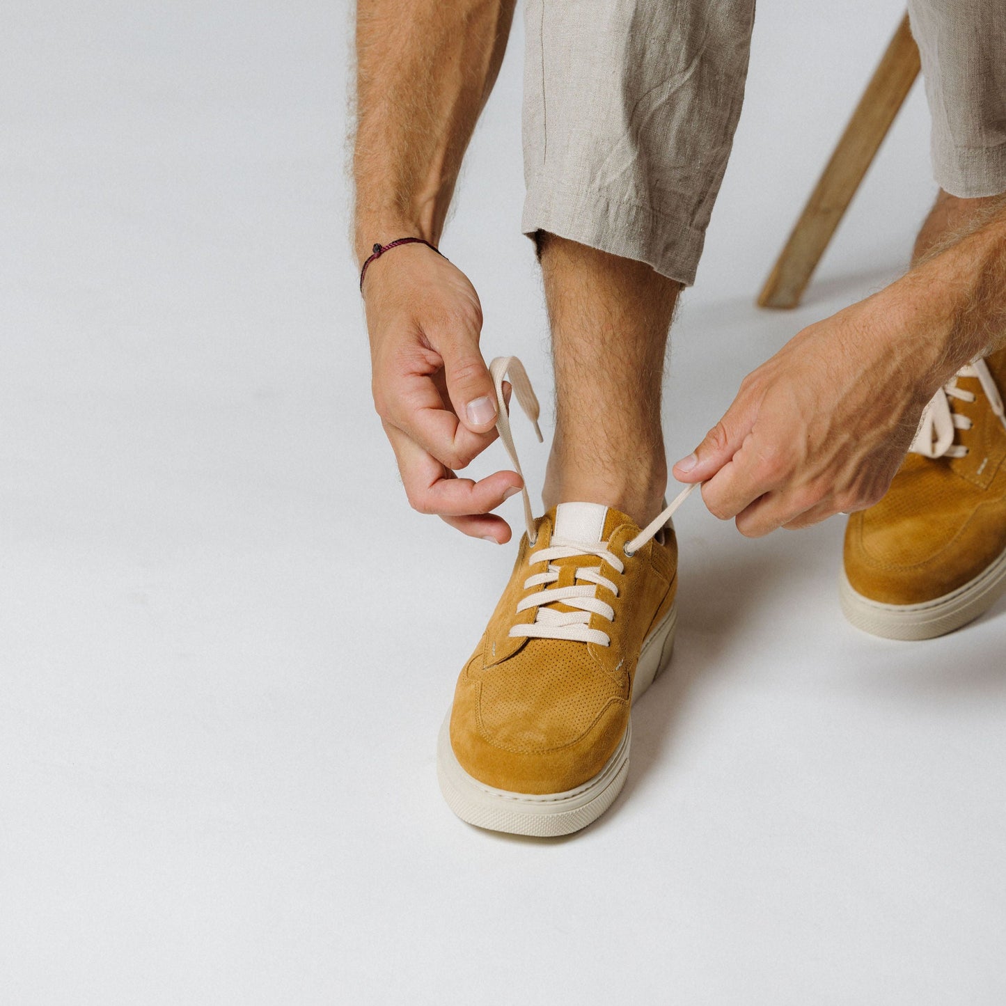 "Herrenfüsse mit dem CYBRUS Sneakers NOLD in curry"