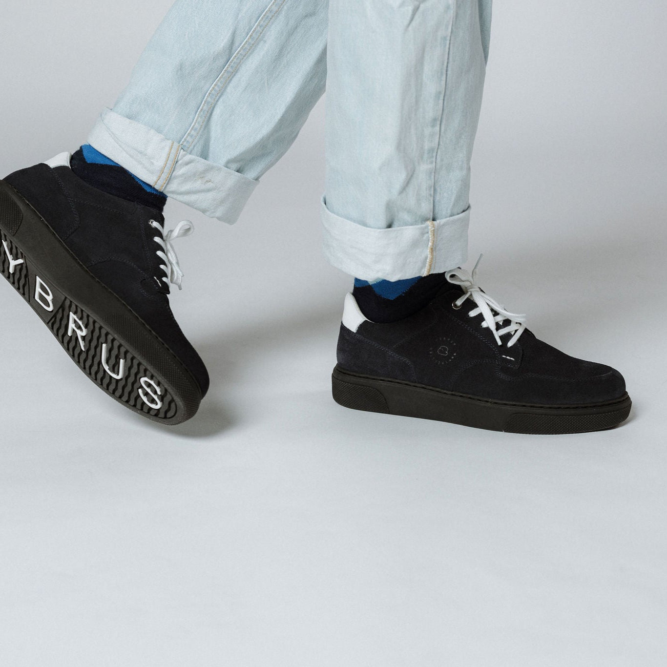 "Herrenfüsse mit dem CYBRUS Sneakers NOLD in dunkelblau"