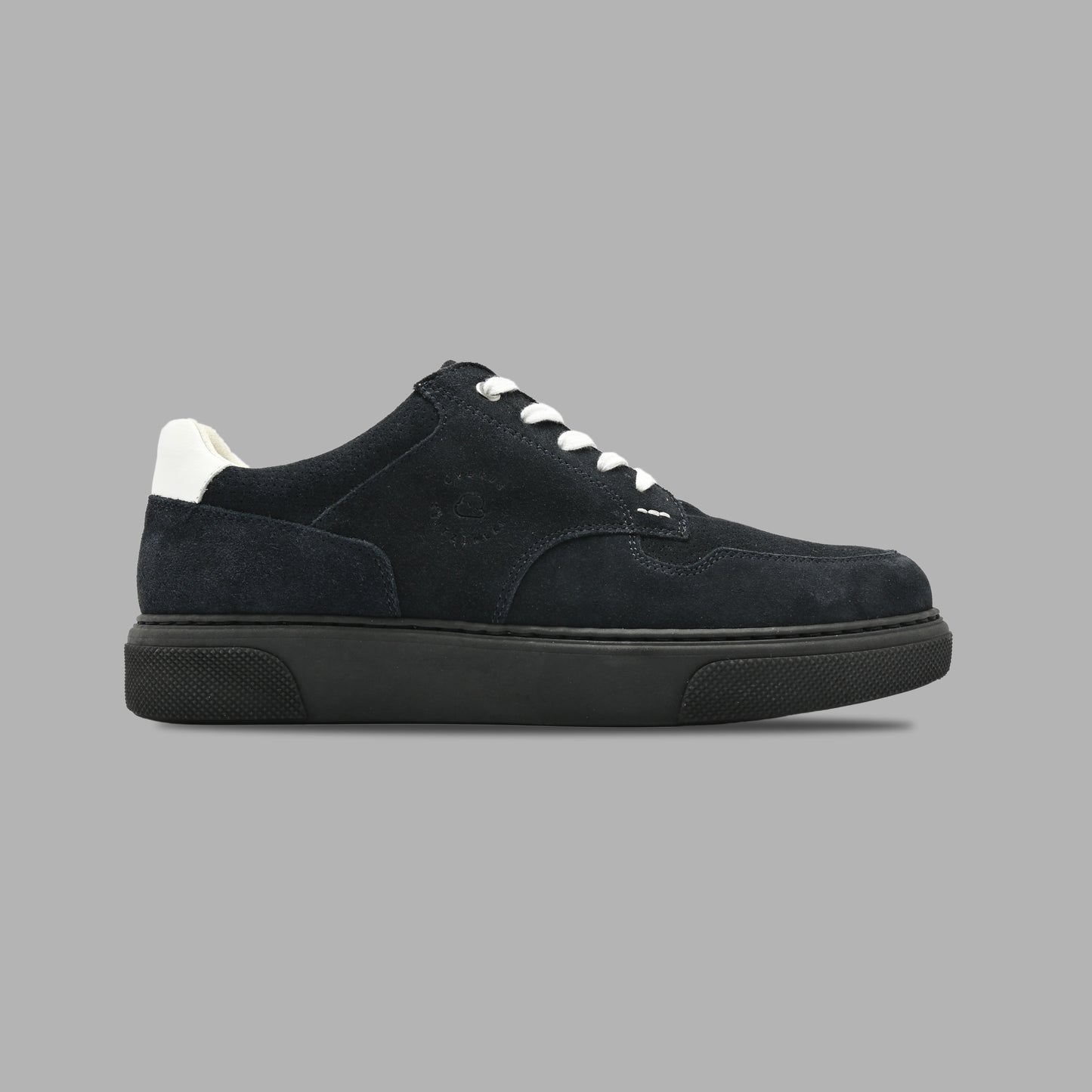"Seitenansicht des CYBRUS Sneakers NOLD in dunkelblau"