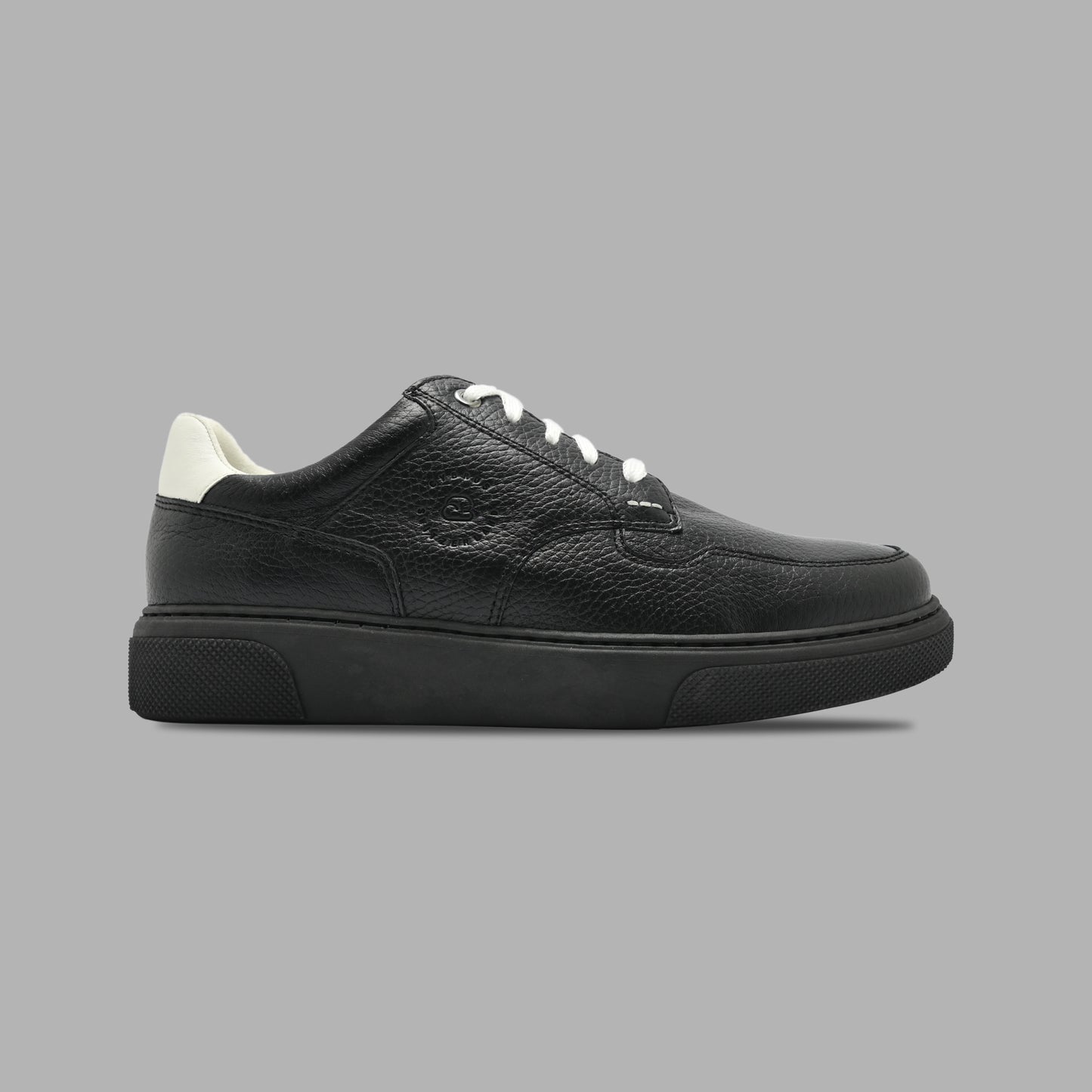 "Seitenansicht des CYBRUS Sneakers NOLD in schwarz"