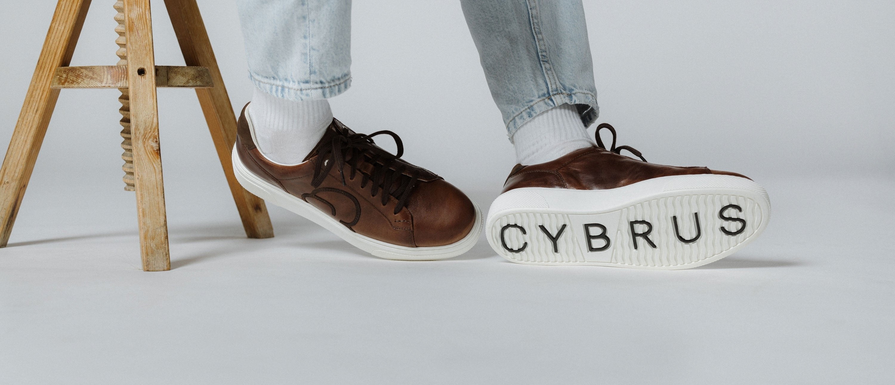 "Männerfüsse mit CYBRUS Sneakers 49er braun"