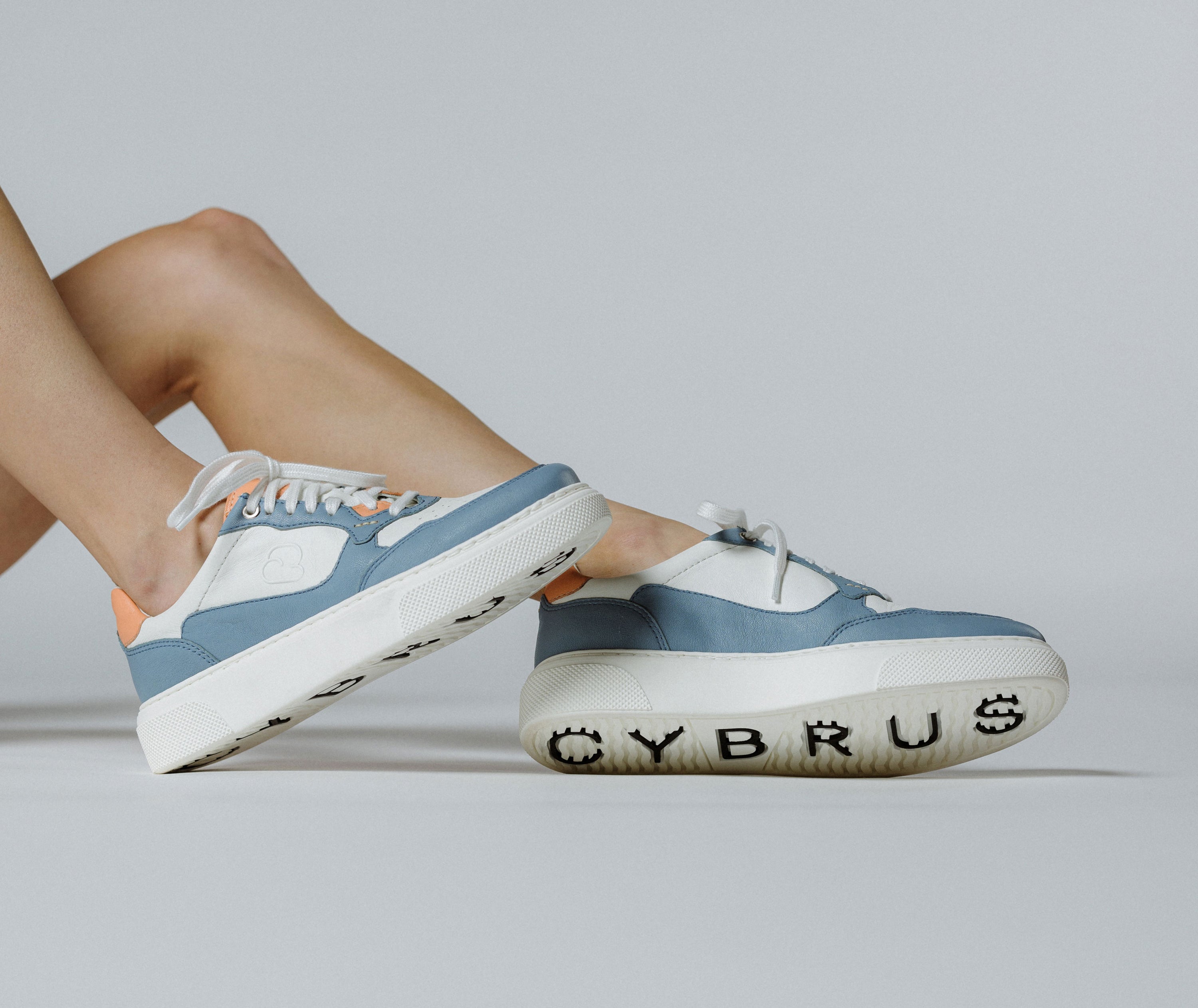 "Frauenbeine mit CYBRUS Sneakers Haula denim weiss"