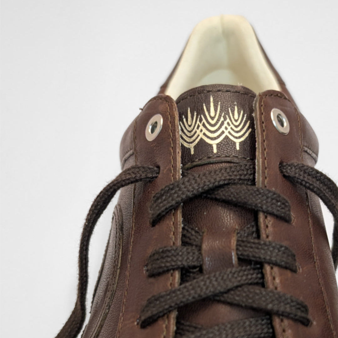 "Detailansicht des CYBRUS-AEK Sneaker in dunkelbraun"