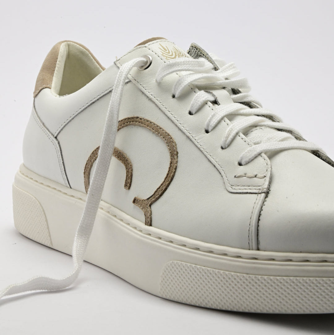 "Detailansicht des CYBRUS-AEK Sneaker in weiss / beige"