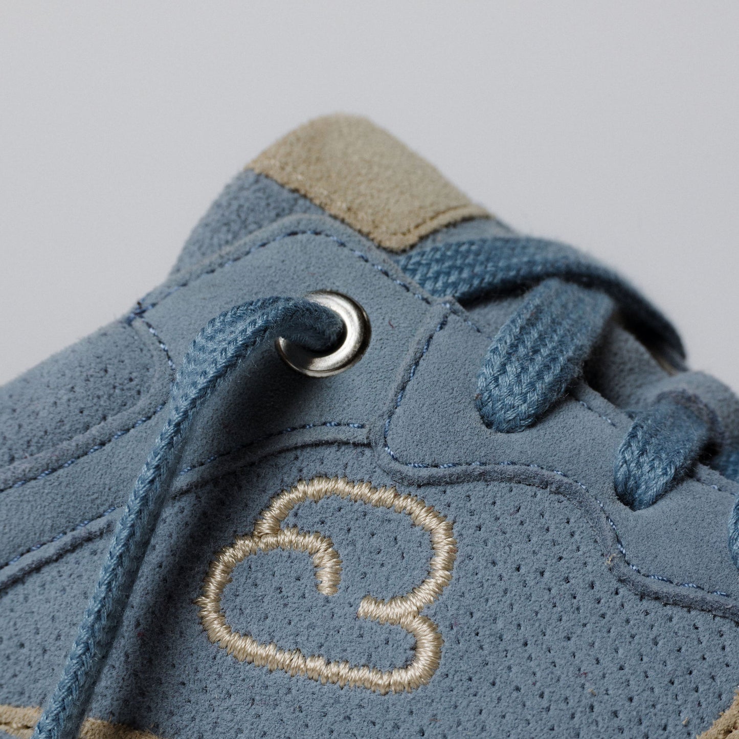 "Detailansicht des CYBRUS Sneakers 3600 in hellblau"