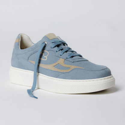 "Seitenansicht des CYBRUS Sneakers 3600 in hellblau"