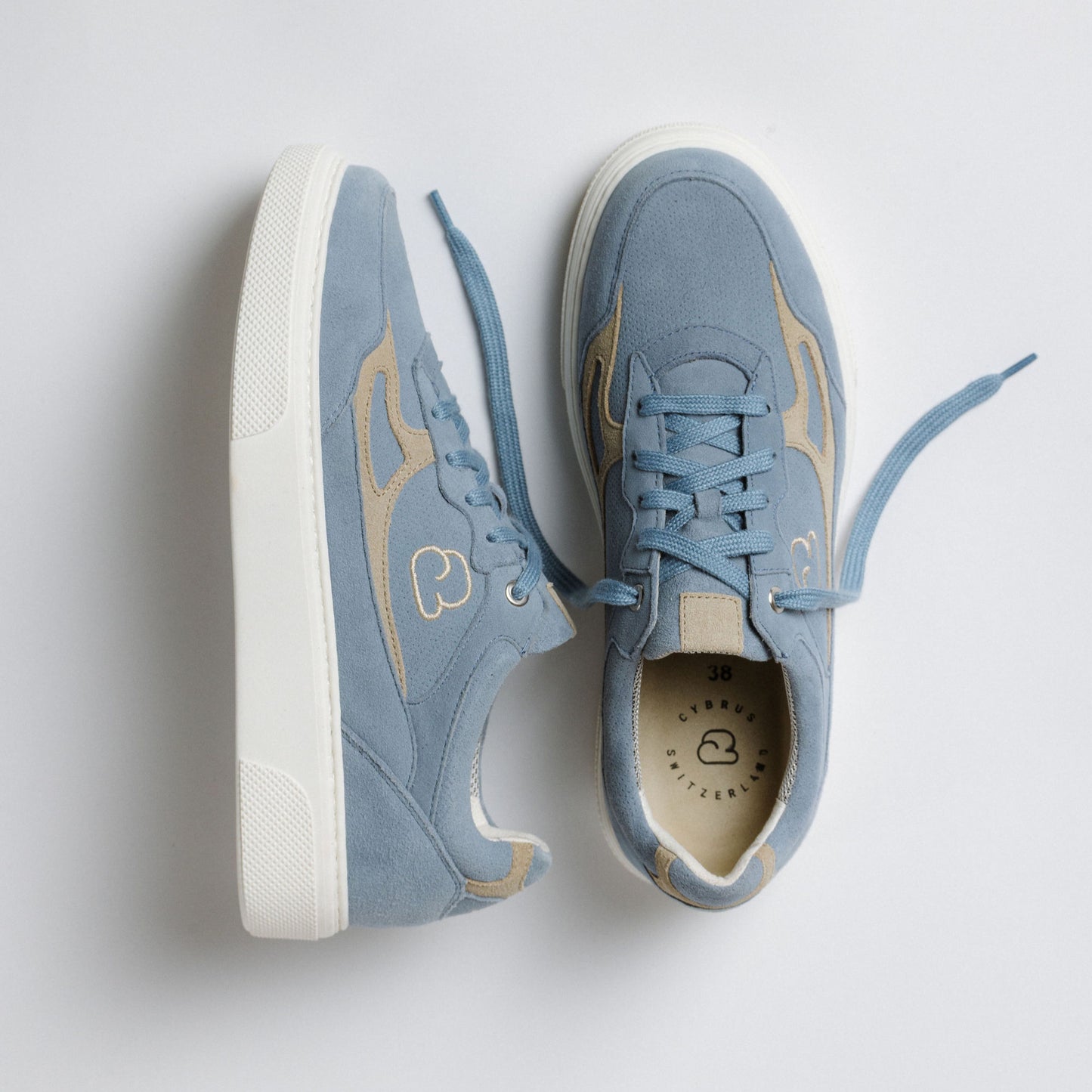 "Paarfoto der CYBRUS Sneakers 3600 in hellblau"