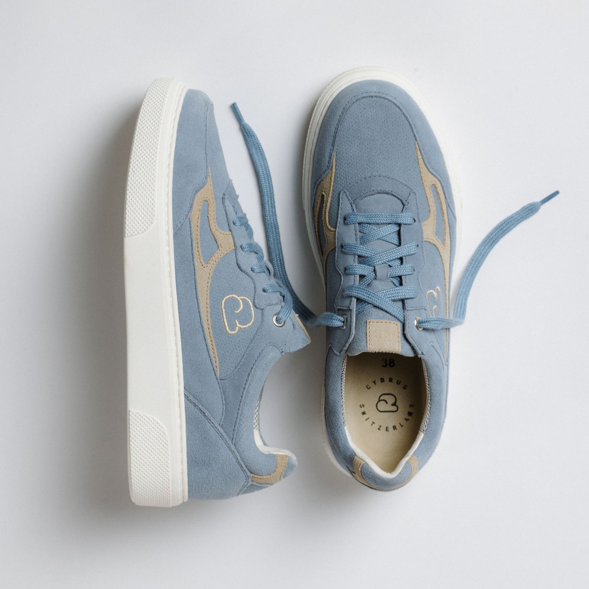 "Paarfoto der CYBRUS Sneakers 3600 in hellblau"