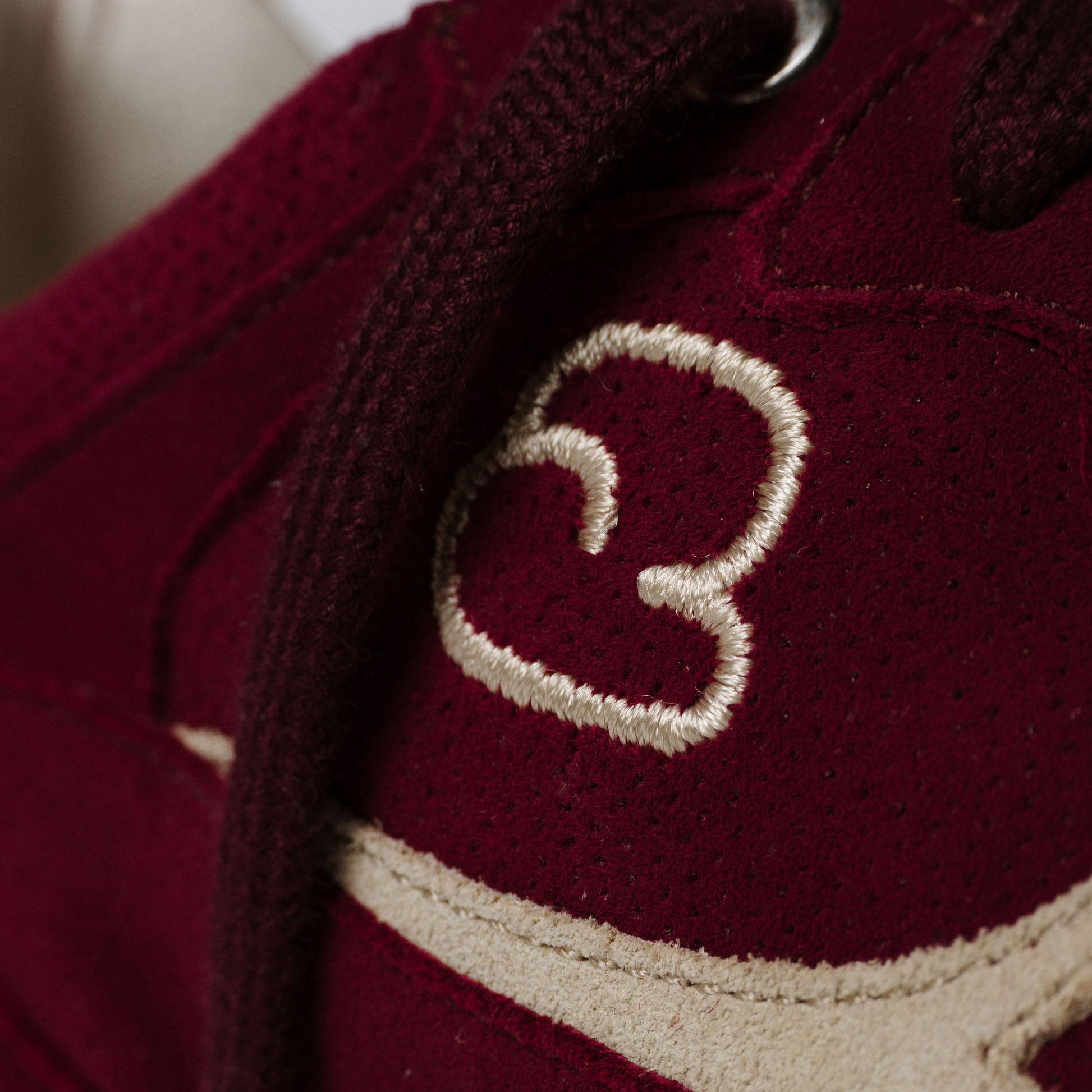 "Detailansicht des CYBRUS Sneakers 3600 in weinrot"