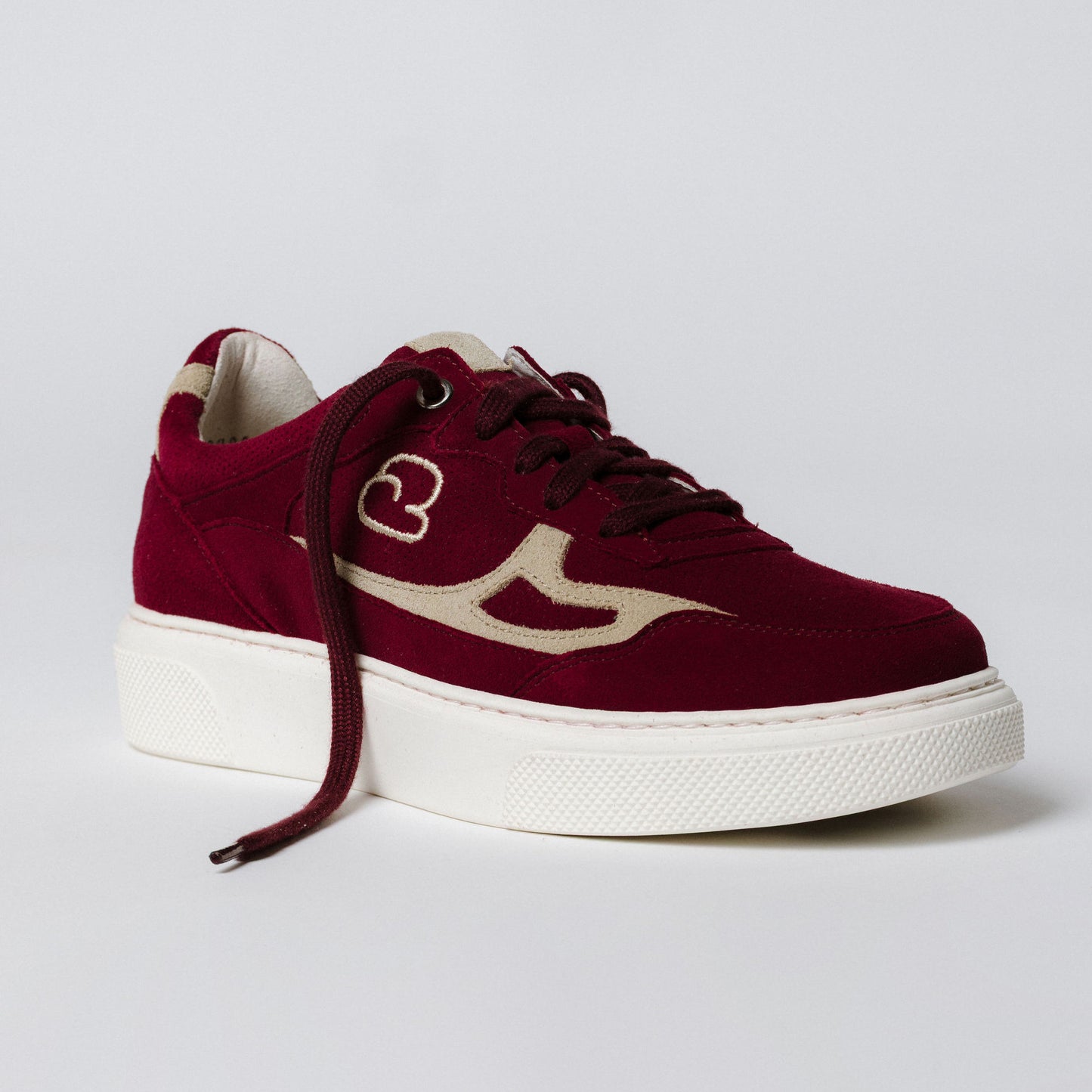 "Seitenansicht des CYBRUS Sneakers 3600 in weinrot"