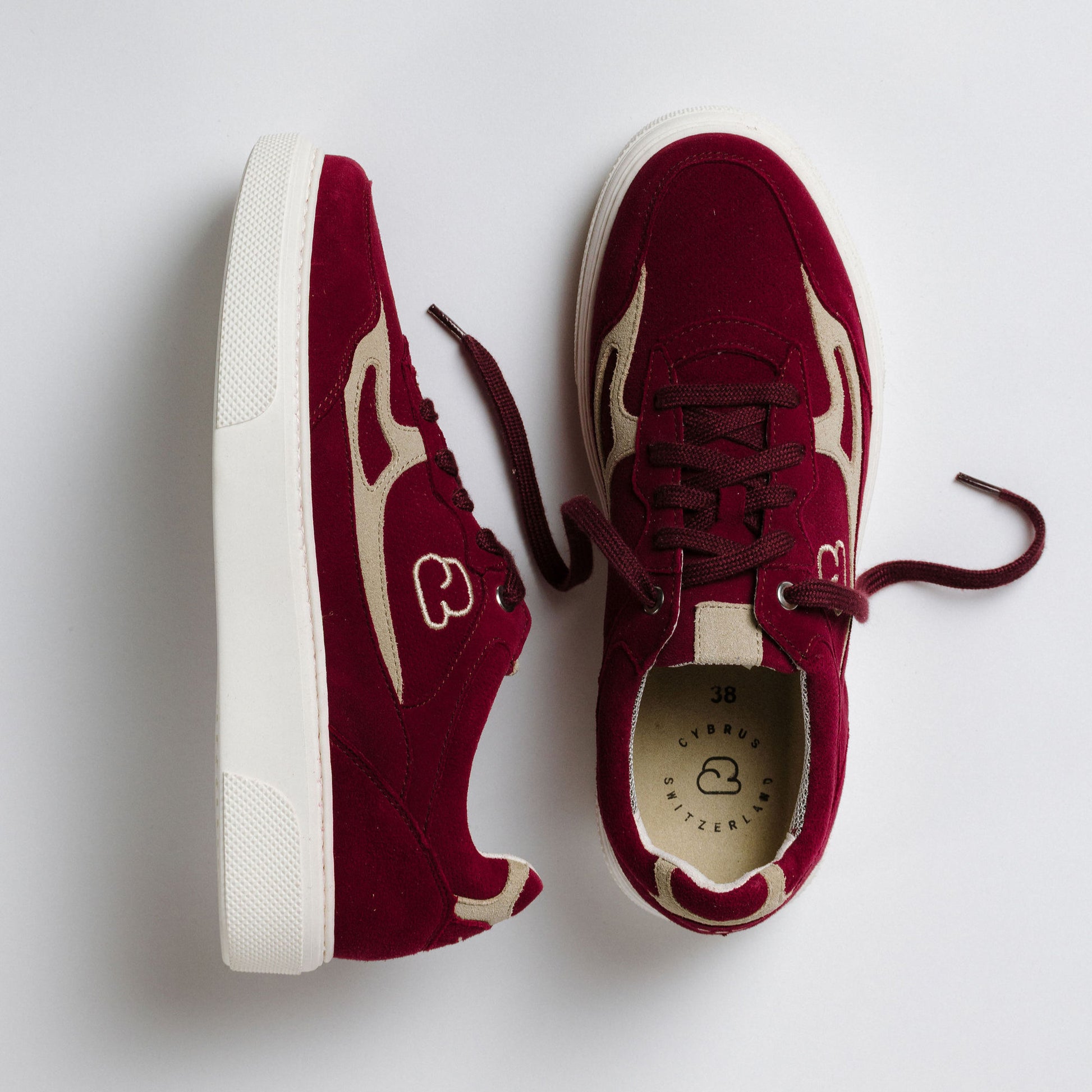 "Paarfoto der CYBRUS Sneakers 3600 in weinrot"