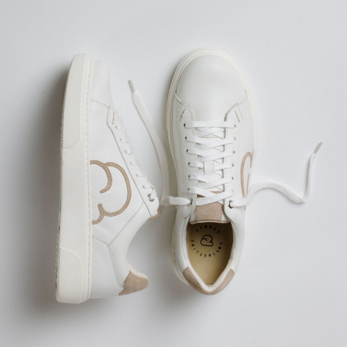 "Paarfoto der CYBRUS Sneakers 49er in weiss beige"