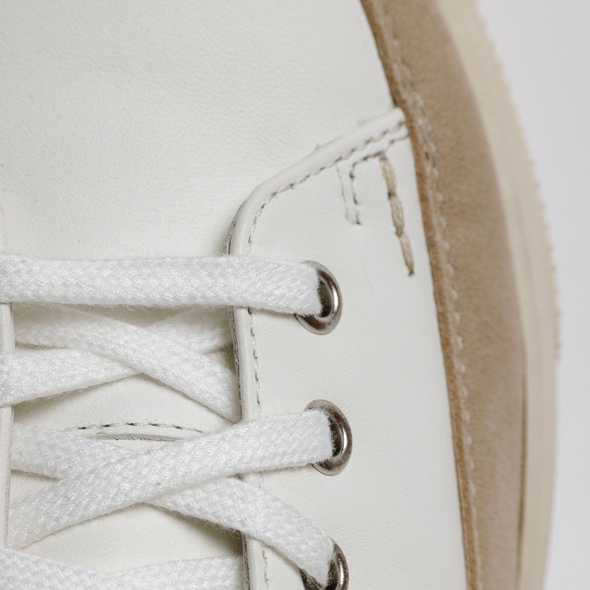 "Detailansicht des CYBRUS Sneakers 51er in beige weiss"