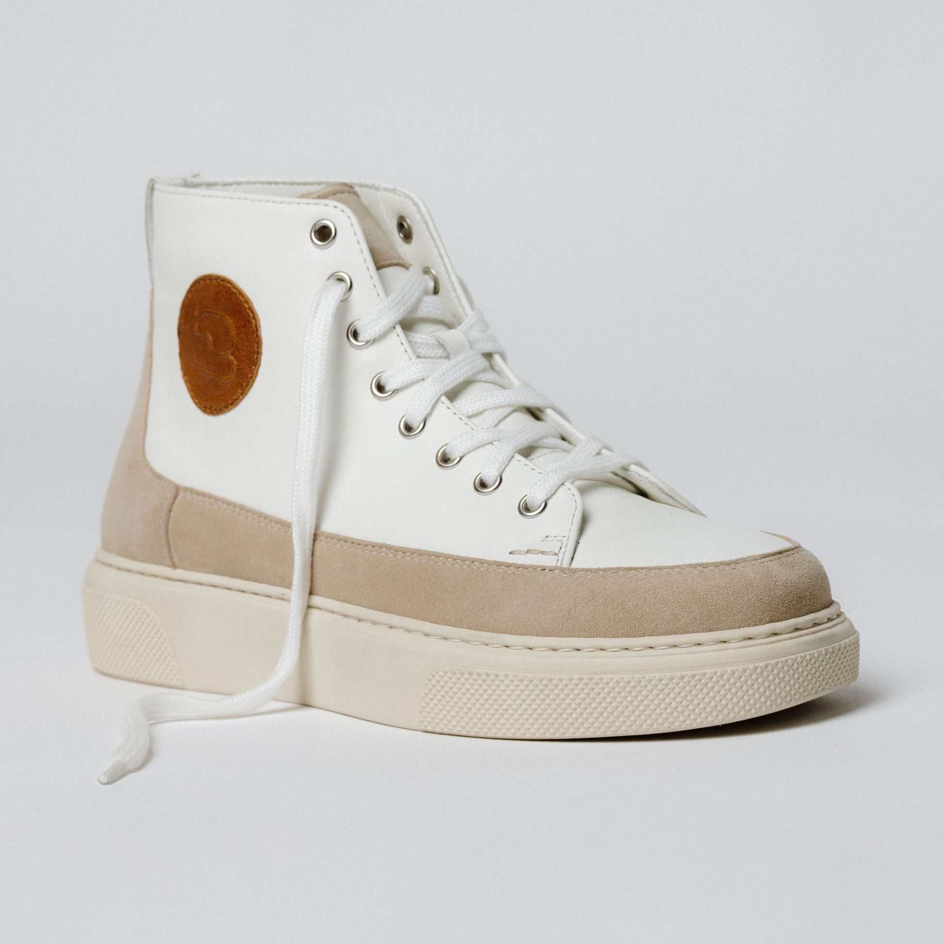 "Seitenansicht des CYBRUS Sneakers 51er in beige weiss"