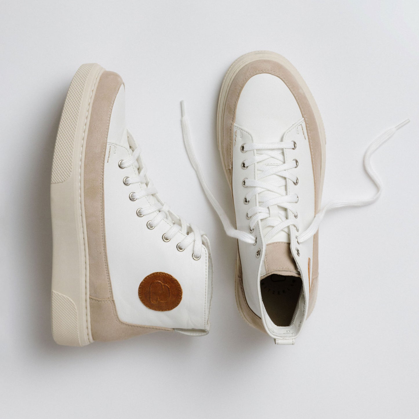 "Paarfoto der CYBRUS Sneakers 51er in beige weiss"