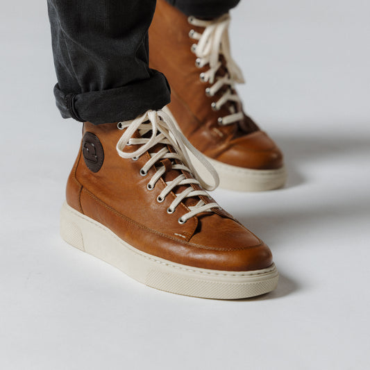 "Füsse mit dem CYBRUS Sneakers 51er in hellbraun"