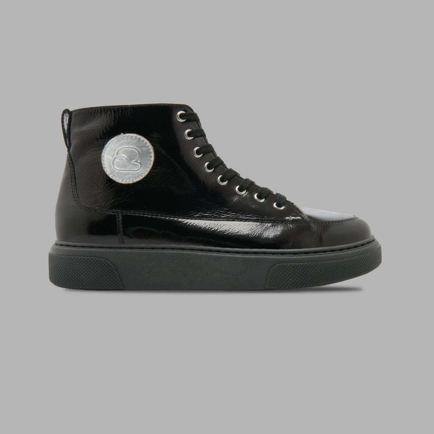 "Seitenansicht des CYBRUS Sneakers 51er in schwarz"
