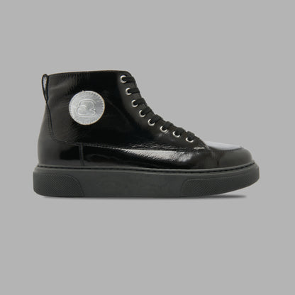 "Seitenansicht des CYBRUS Sneakers 51er in schwarz"