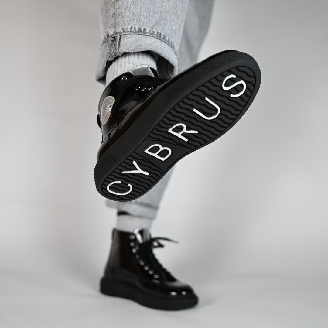 "Füsse mit dem CYBRUS Sneakers 51er in schwarz"