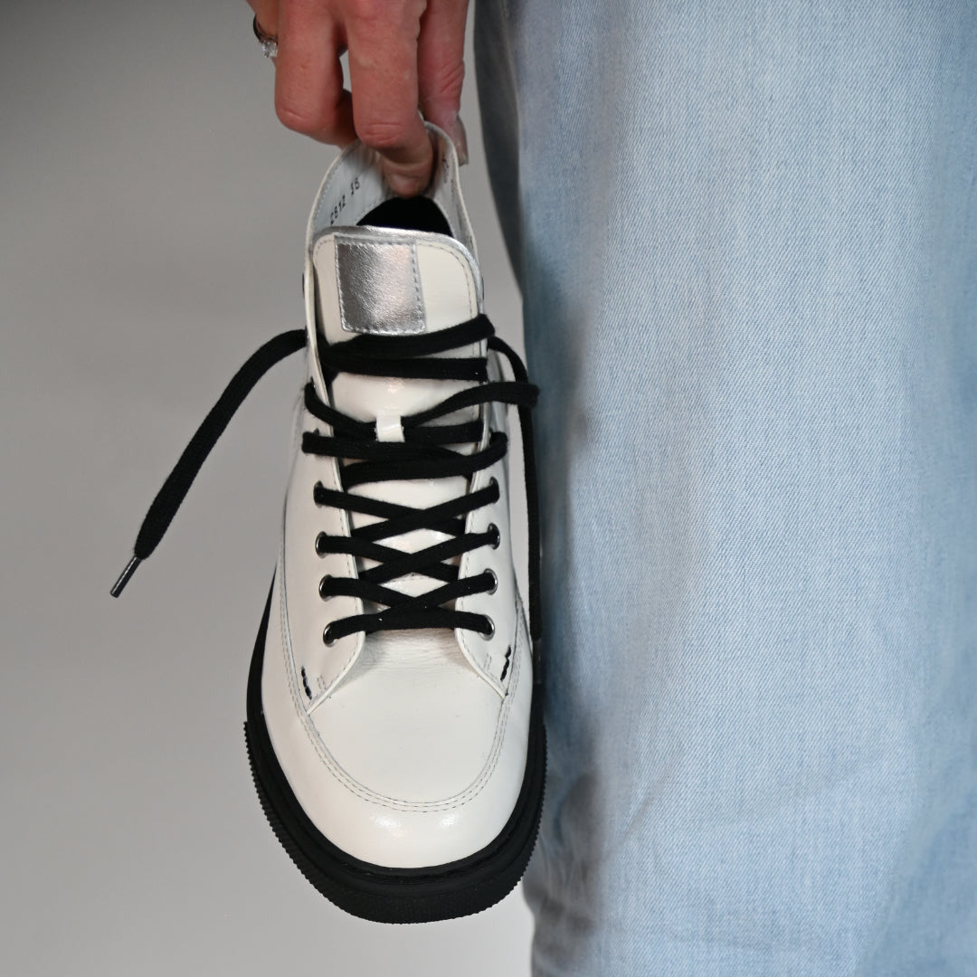 "Person hält den CYBRUS Sneakers 51er in weiss in den Händen"