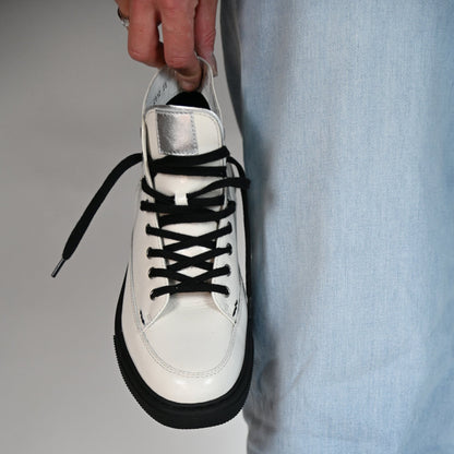 "Person hält den CYBRUS Sneakers 51er in weiss in den Händen"
